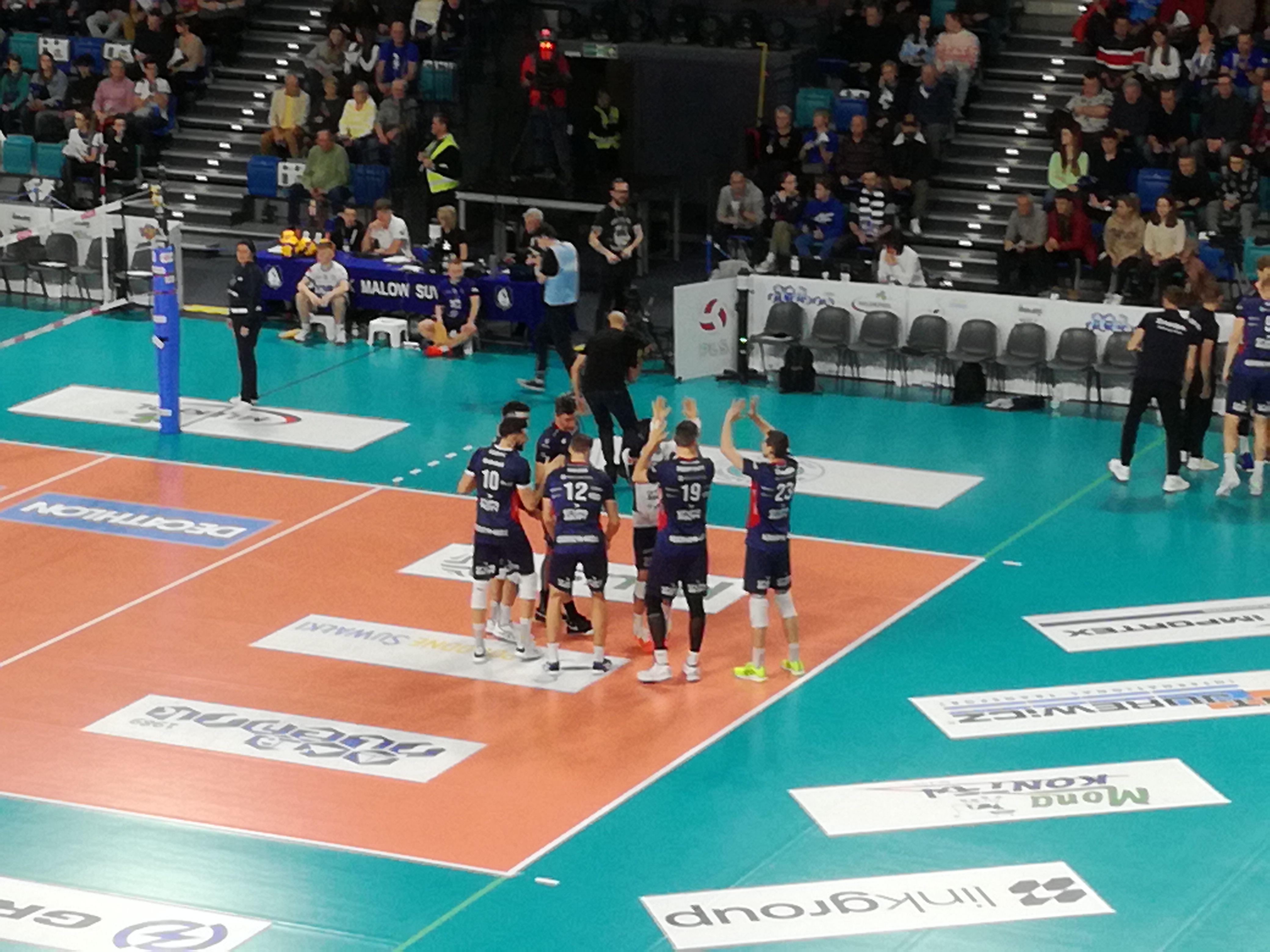 Siatkarze ZAKSY Kędzierzyn-Koźle świętują zdobycie pierwszego trofeum w sezonie.
