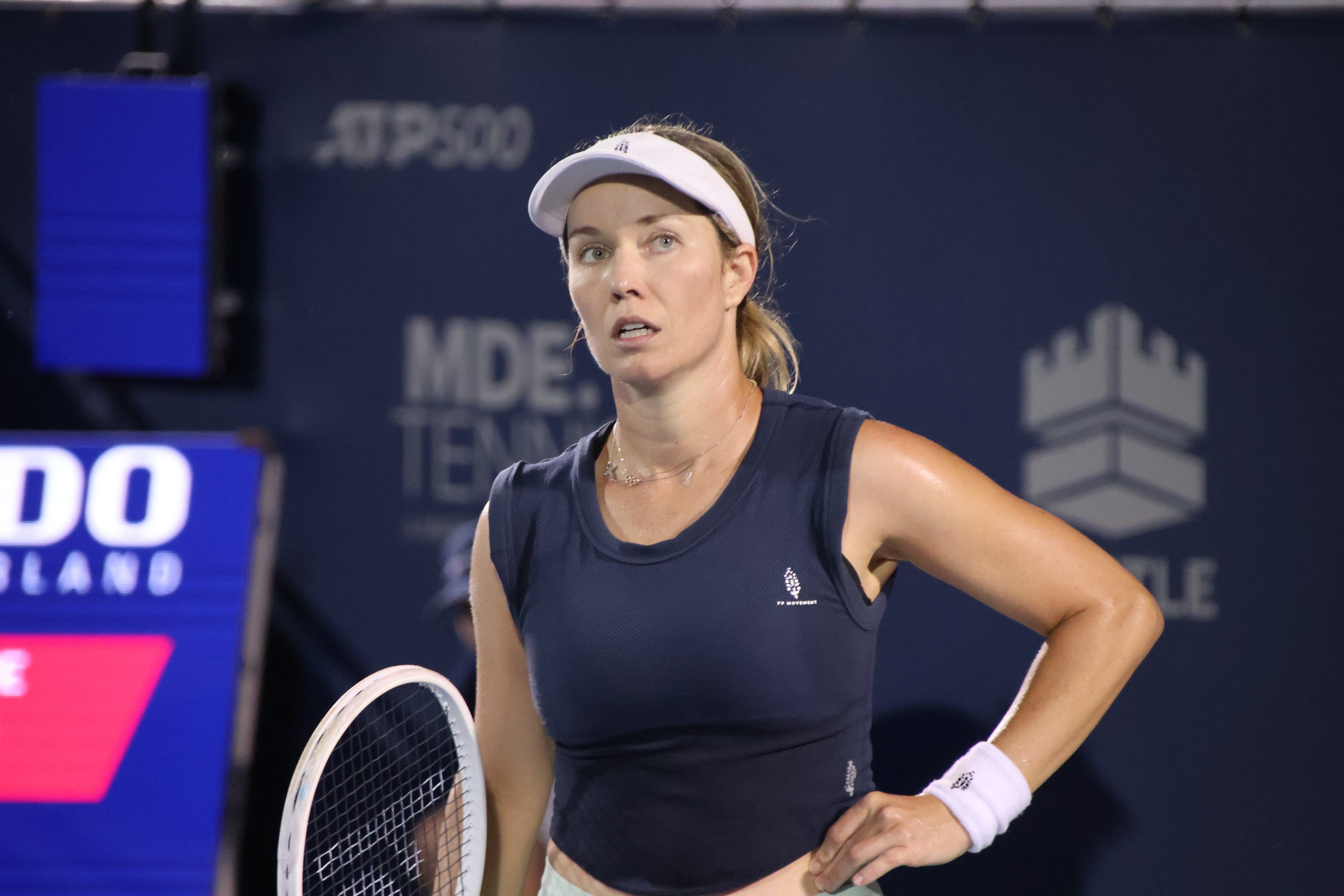 Danielle Collins z nową rakietą tenisową, przygotowująca się do gry.