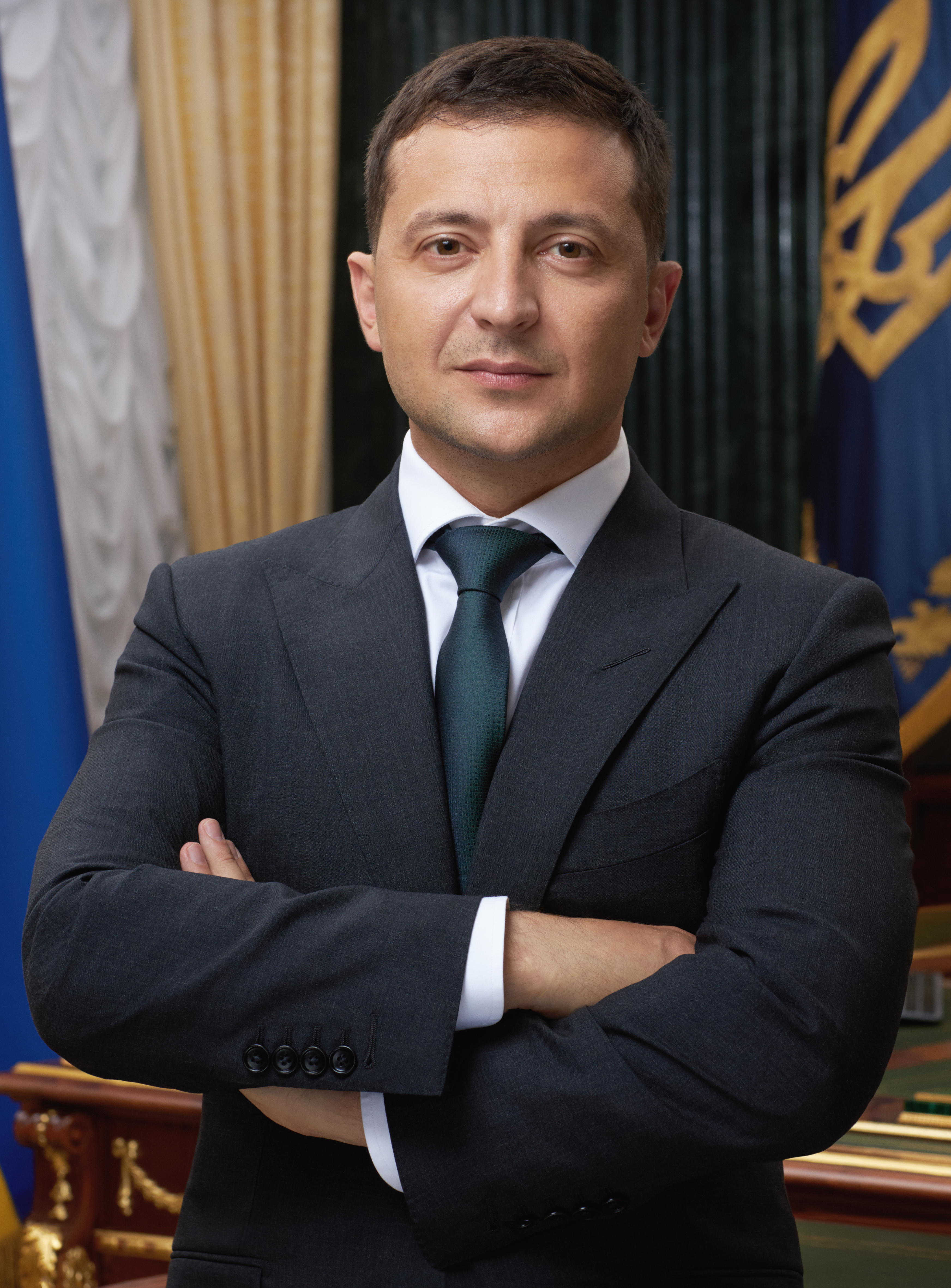 Prezydent Wołodymyr Zełenski w garniturze, reagujący na rosyjski terror.