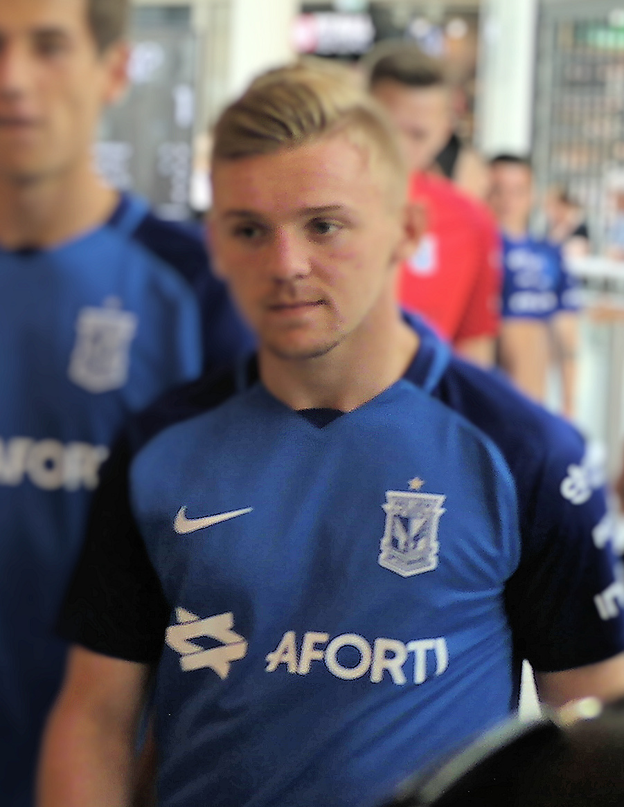 Kamil Jóźwiak w stroju Jagiellonii Białystok, kluczowy zawodnik poza europejską sceną.