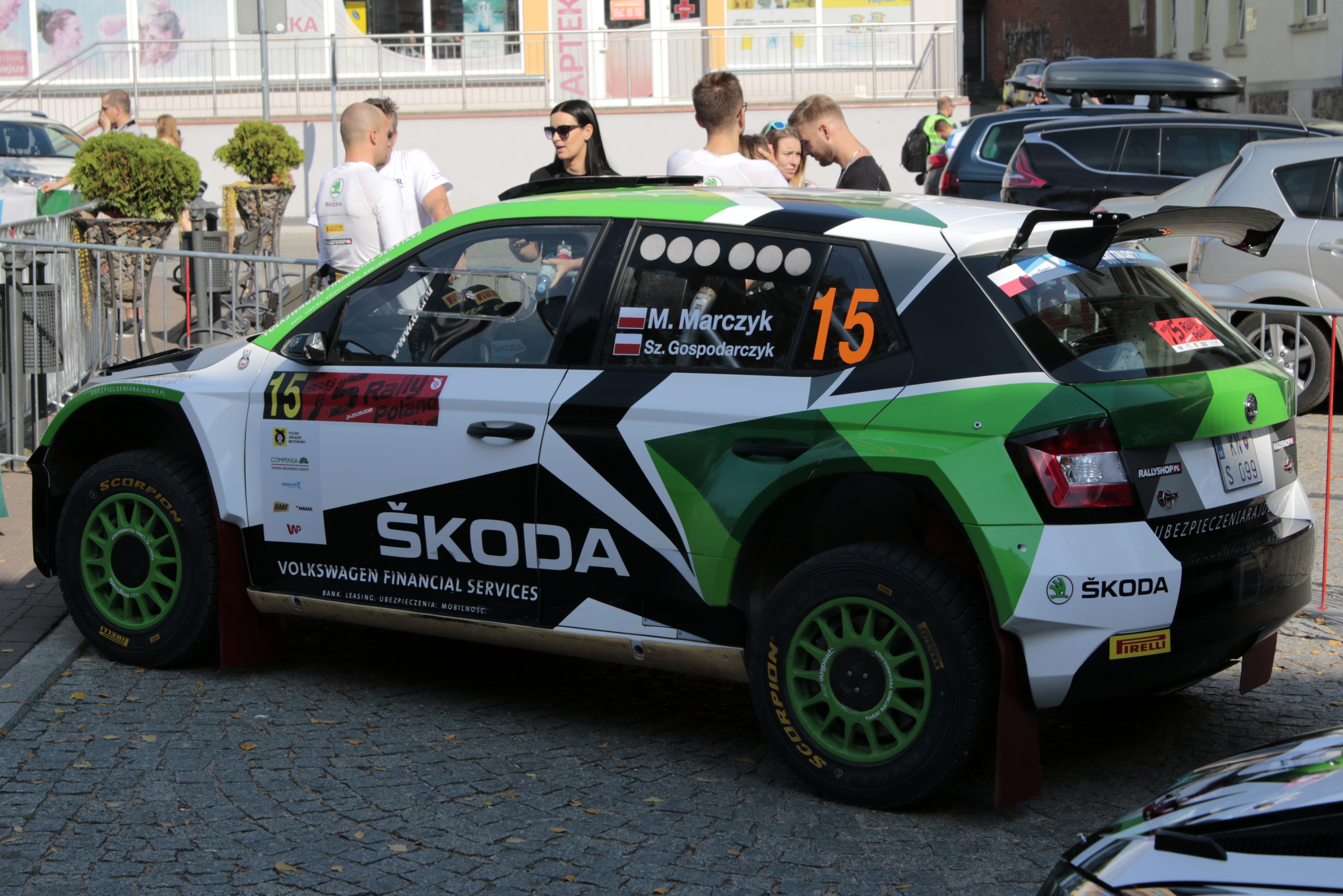 Rajdowy samochód Skoda Fabia z numerem 15 M. Marczyk Sz. Gospodarczyk, zwycięzcy Rajdu Chorwacji.
