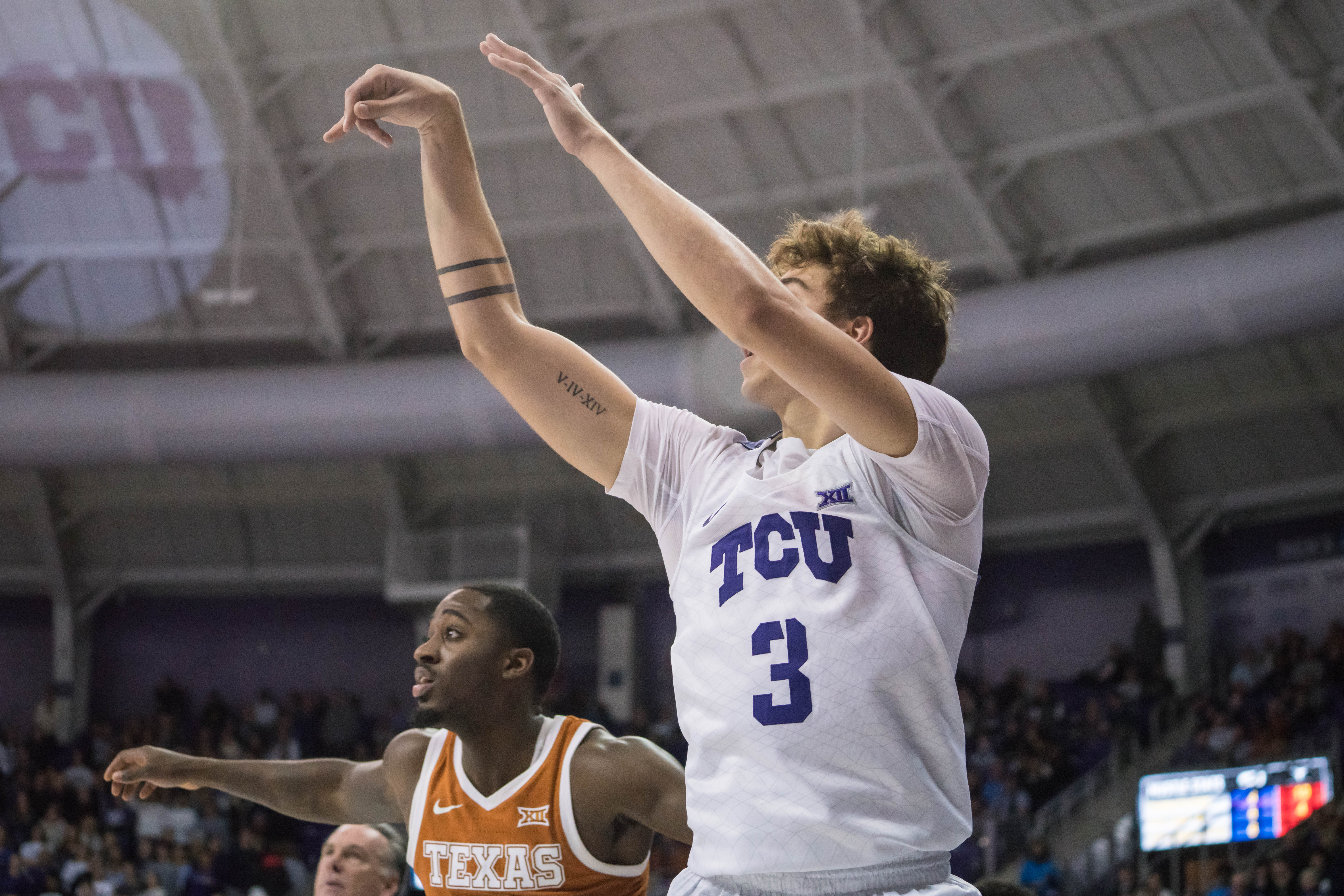 Courtney Ramey z numerem 3 na koszulce TCU podczas meczu koszykówki, wykonujący rzut.