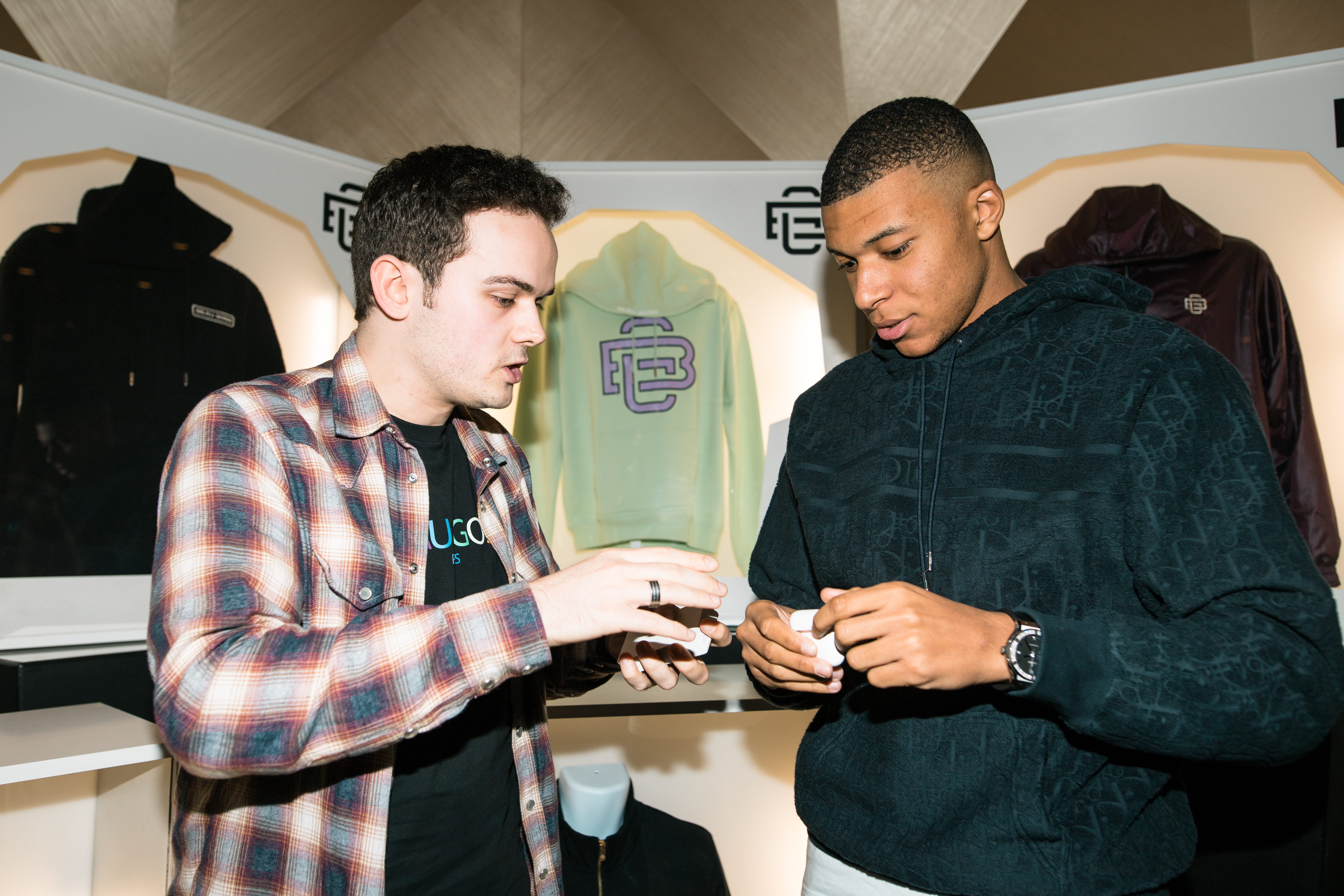 Kylian Mbappe i jego brat Ethan Mbappe na wydarzeniu.