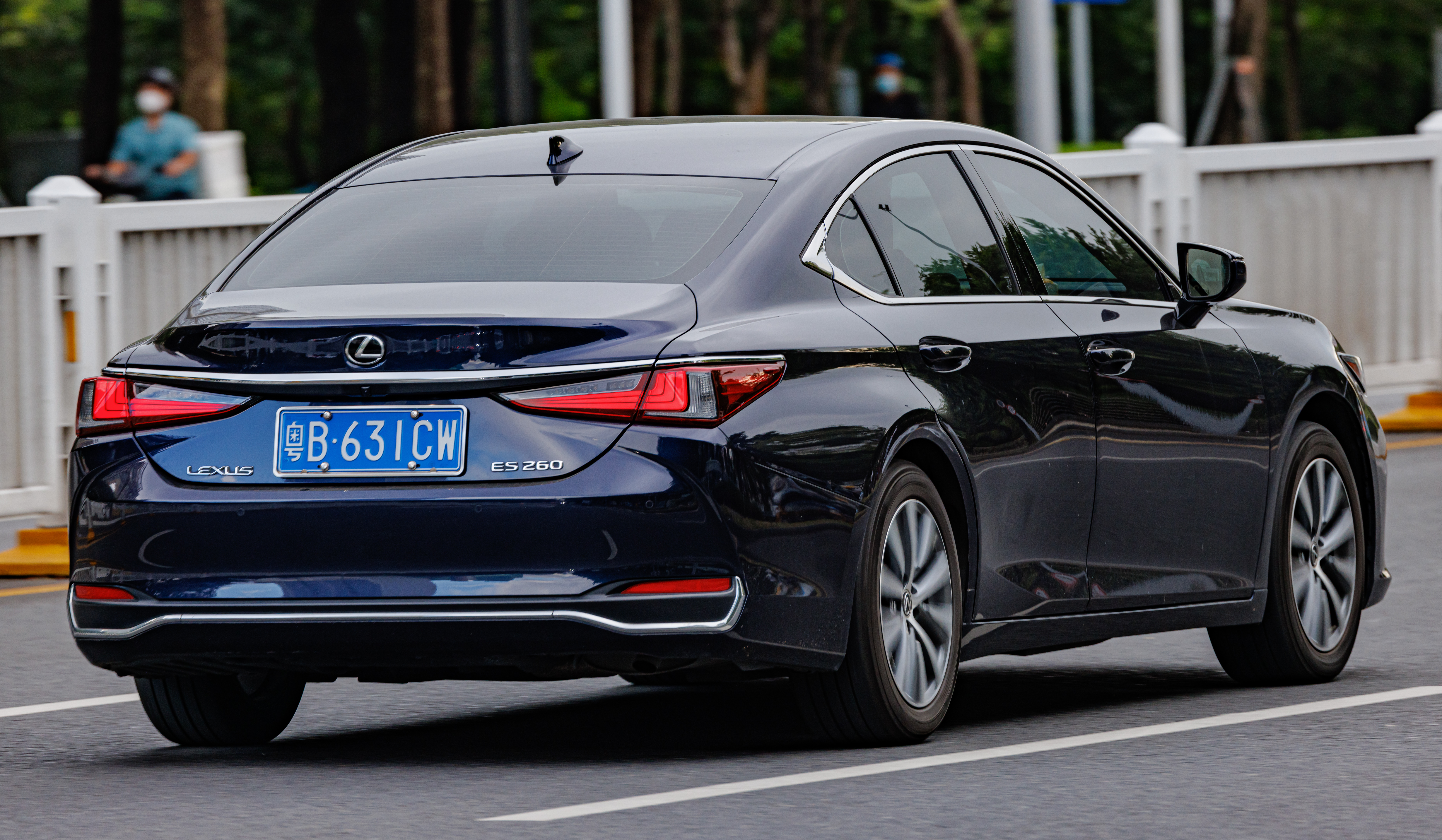 Nowy Lexus ES 260 sedan w kolorze granatowym na drodze.