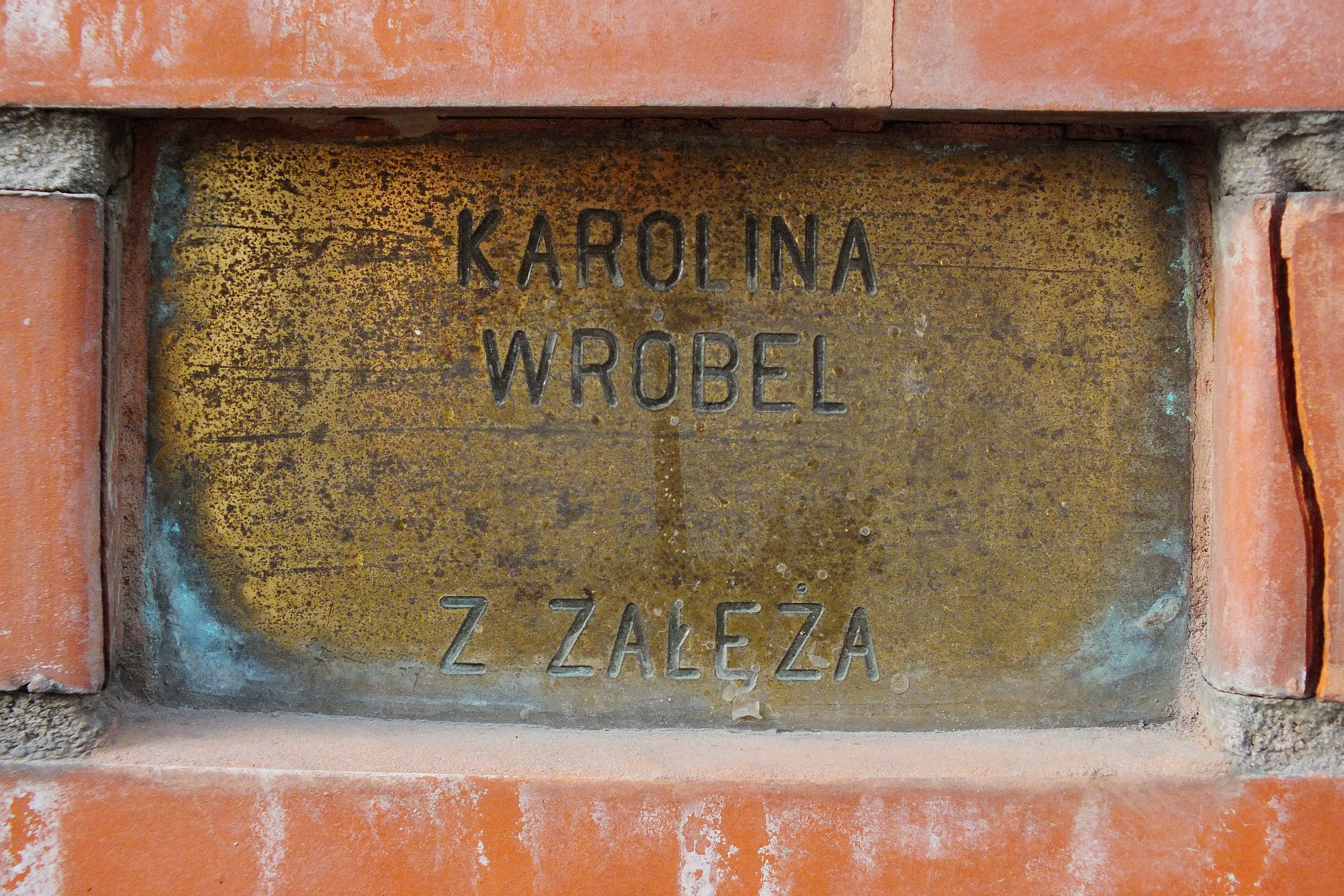Tablica pamiątkowa z napisem Karolina Wróbel z Żależa, może nawiązywać do sprawy.