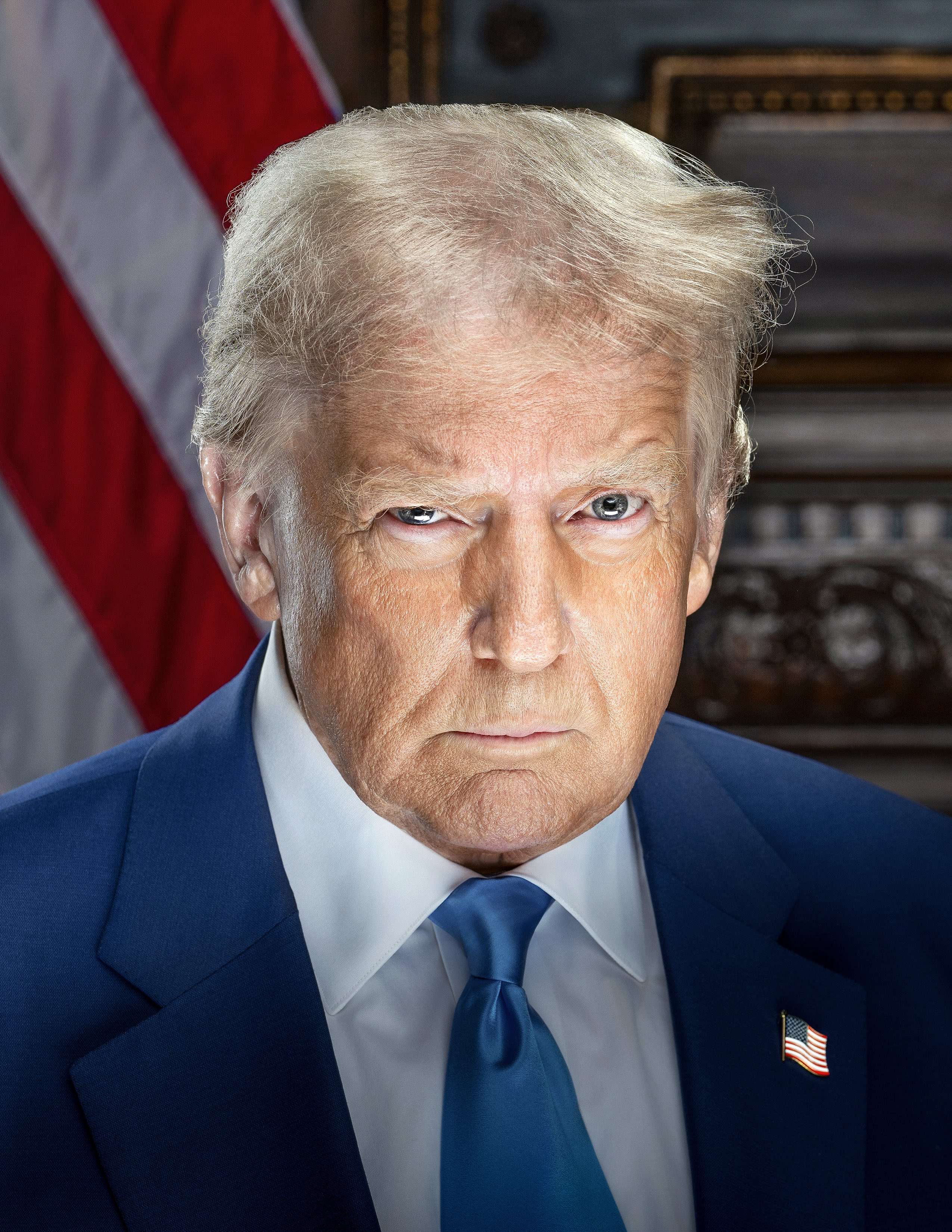 Donald Trump w garniturze z amerykańską flagą w tle, w kontekście UFC w Białym Domu.