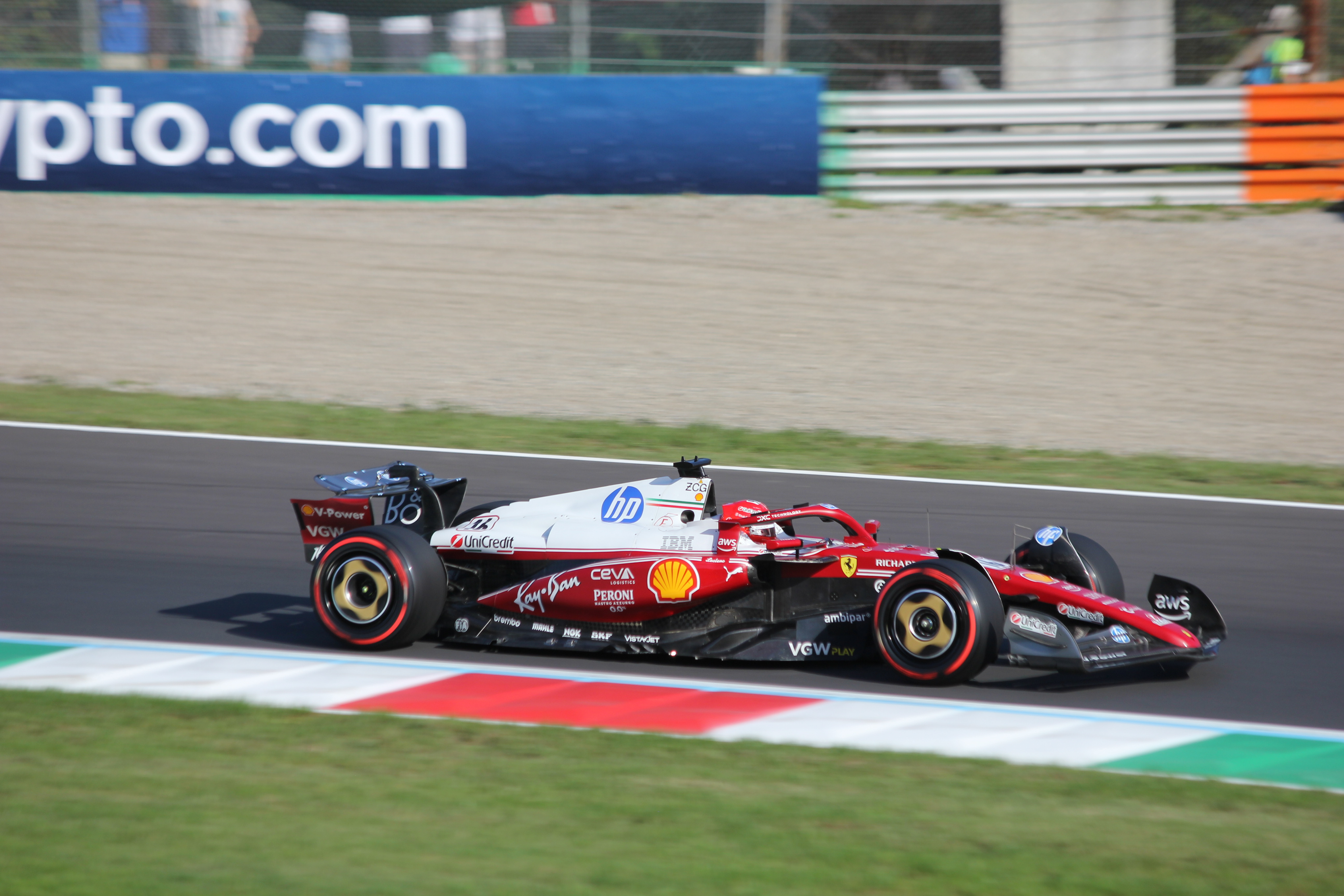 Charles Leclerc w bolidzie Ferrari F1 podczas wyścigu, symbolizujący napiętą atmosferę w zespole.