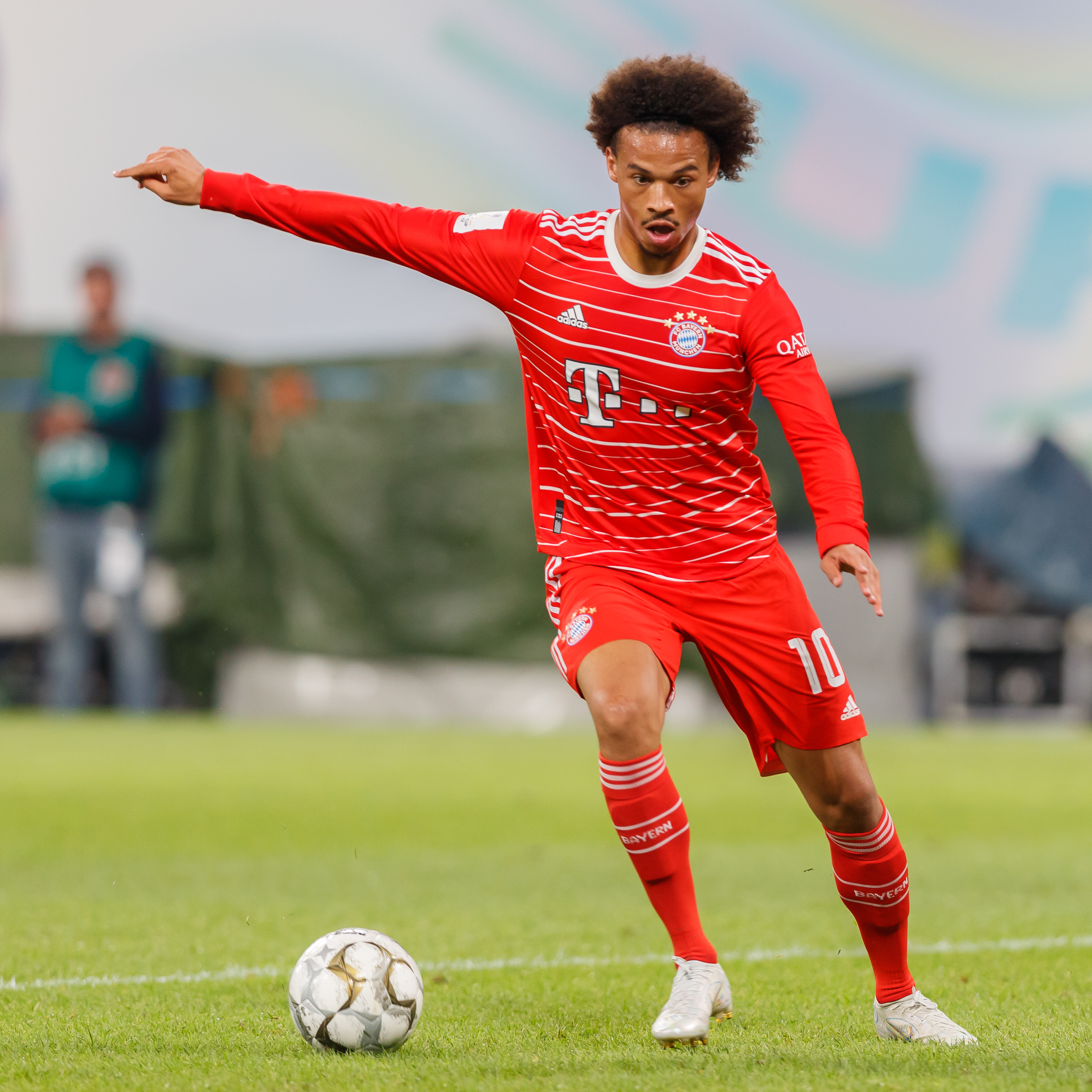 Leroy Sané w stroju Bayernu Monachium podczas meczu, symbolizujący jego przeszłość w klubie.