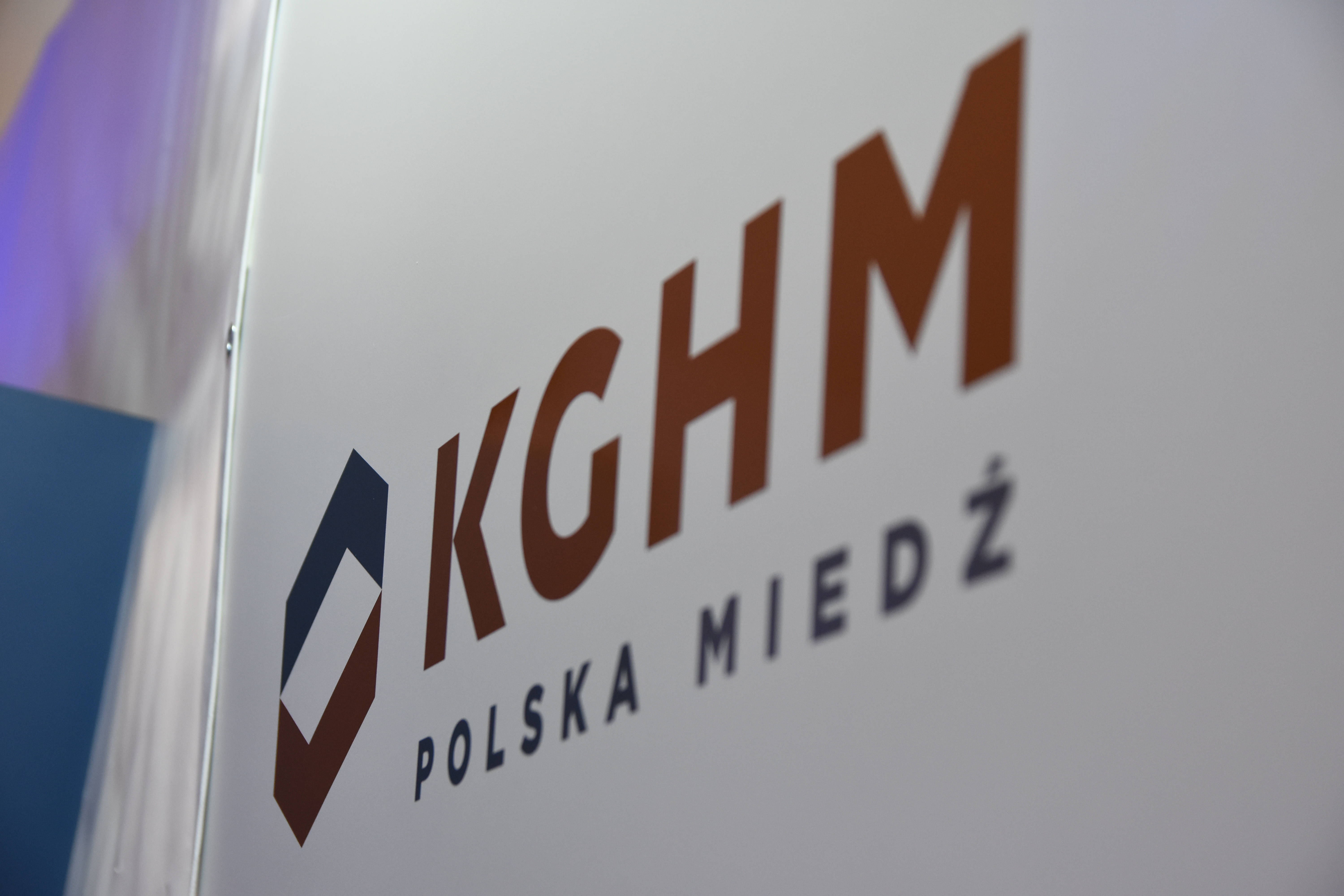 Logo KGHM Polska Miedź - analiza wpływu nowelizacji podatku od niektórych kopalin.