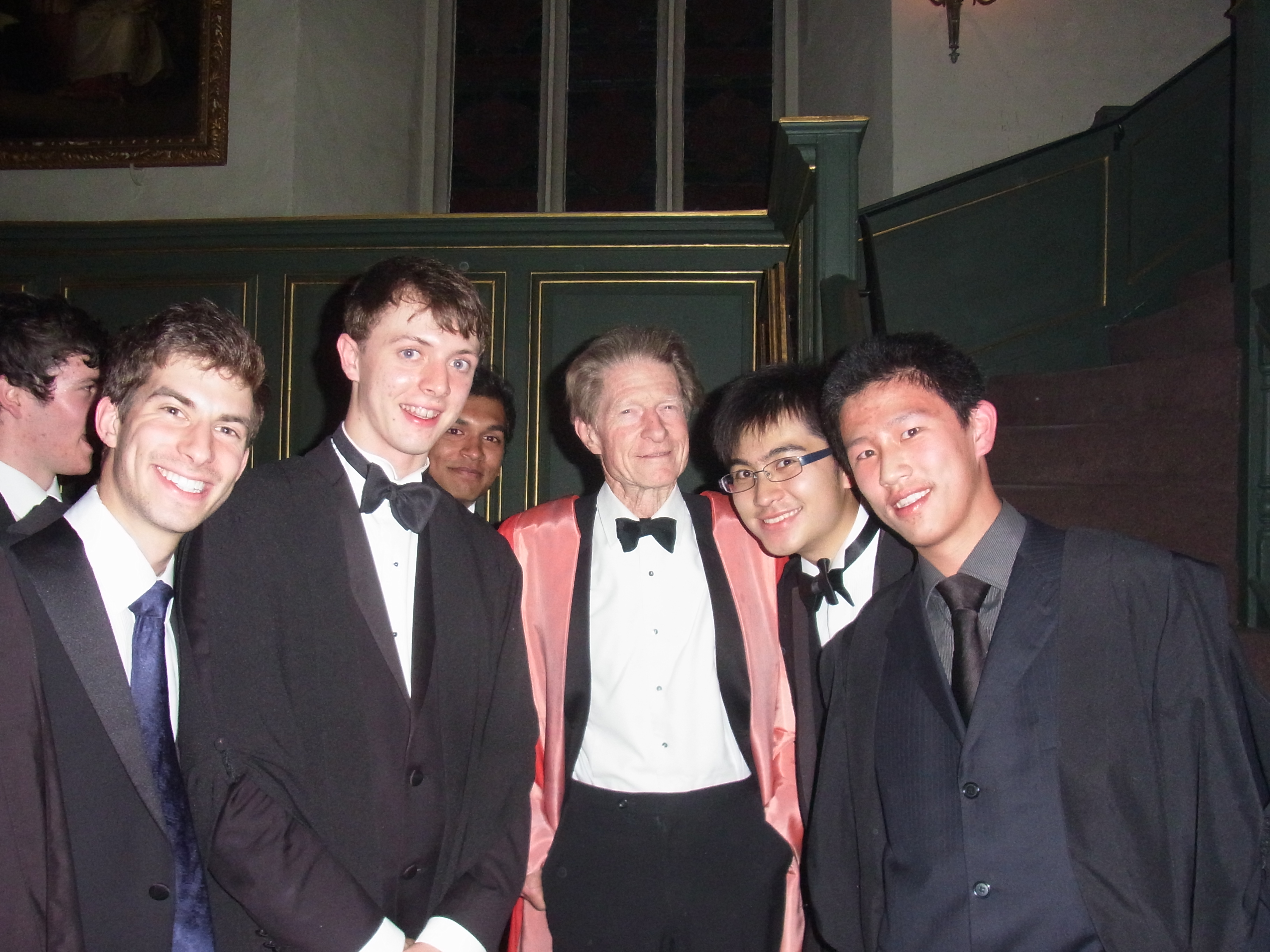 Profesor John Gurdon z laureatami Nagrody Nobla i innymi naukowcami w strojach galowych.