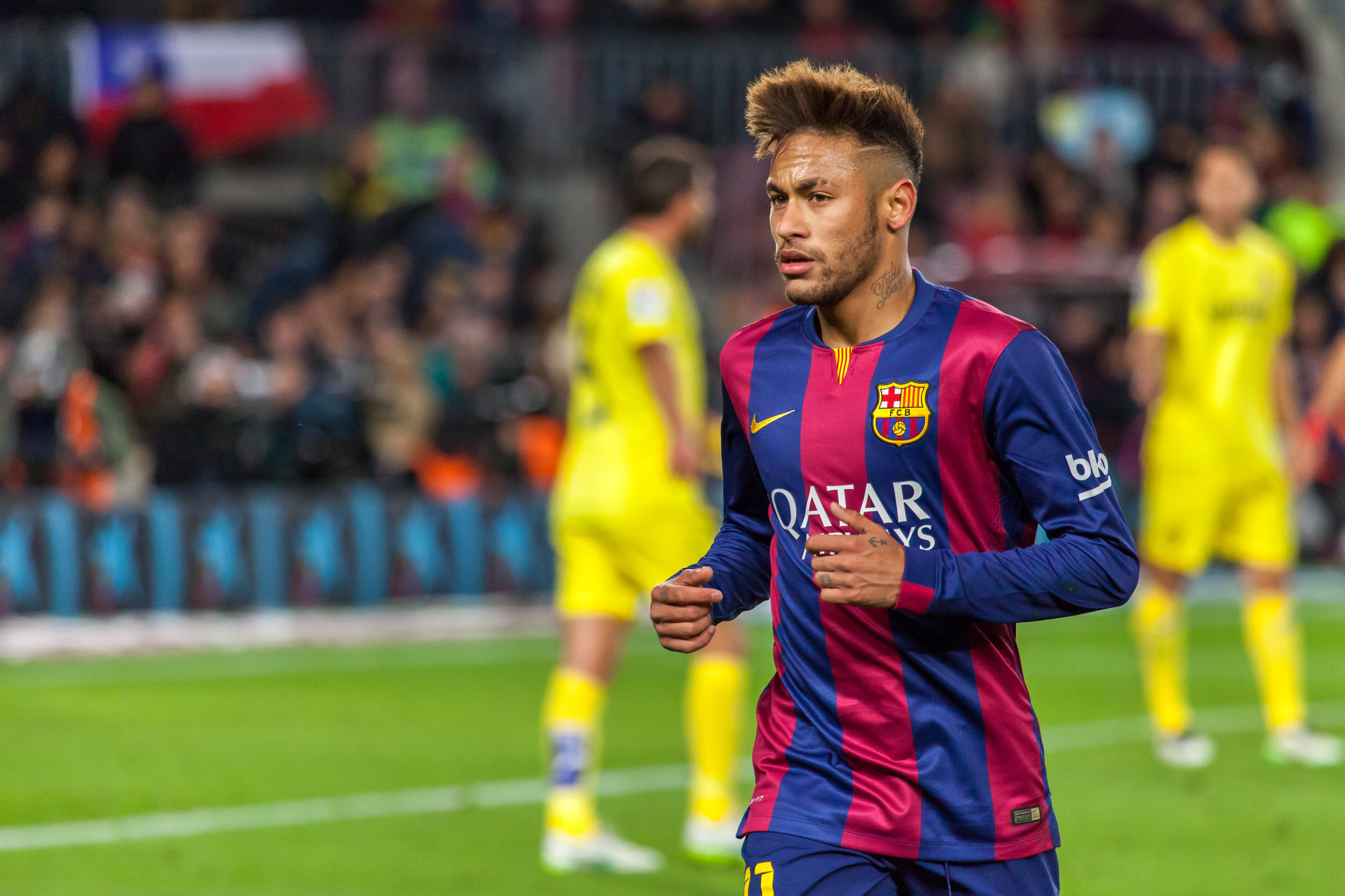 Neymar w koszulce FC Barcelona, piłkarz omawiany w kontekście transferu do Napoli.