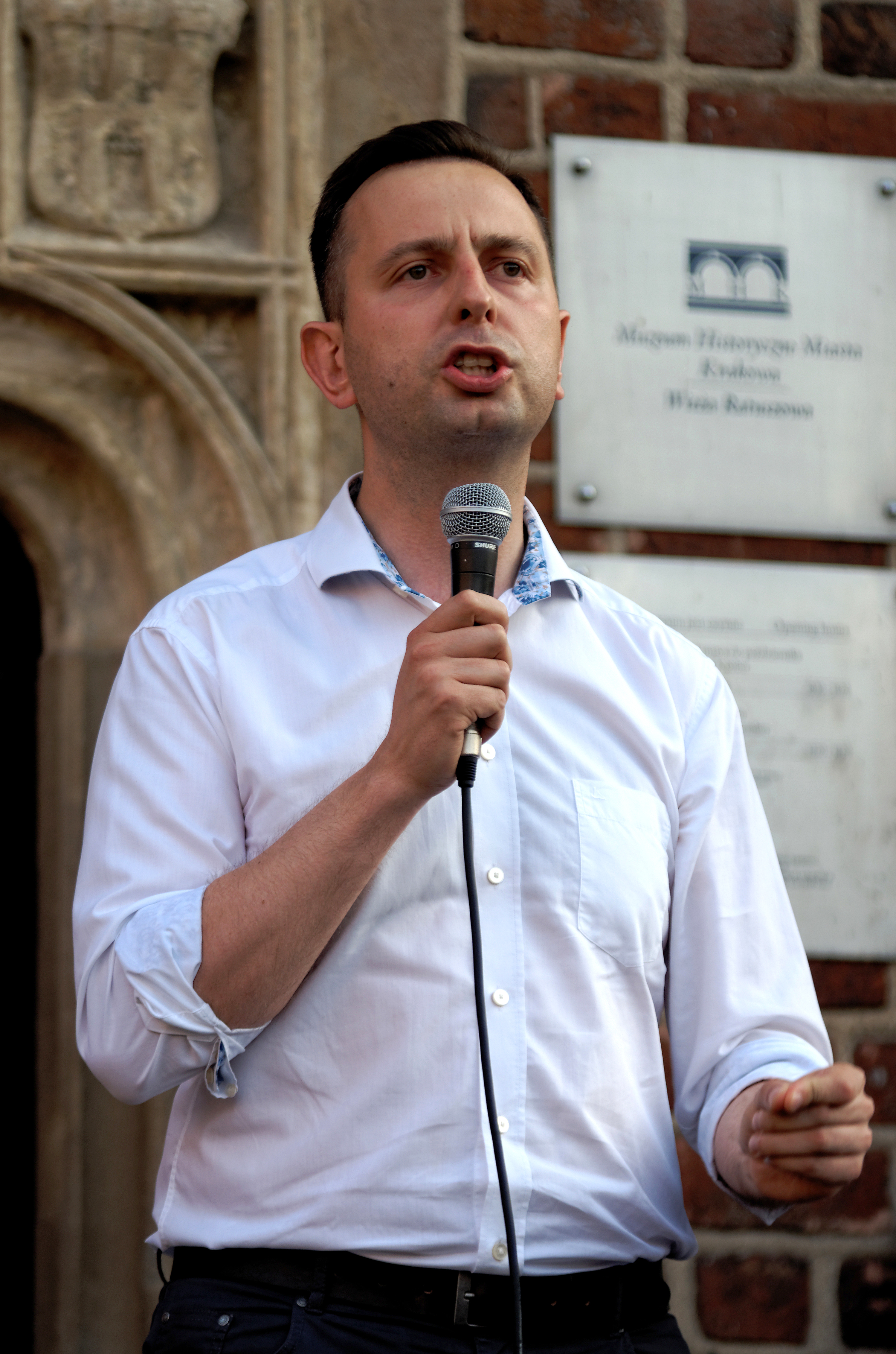 Władysław Kosiniak-Kamysz przemawia do mikrofonu, komentując spory w koalicji rządzącej.