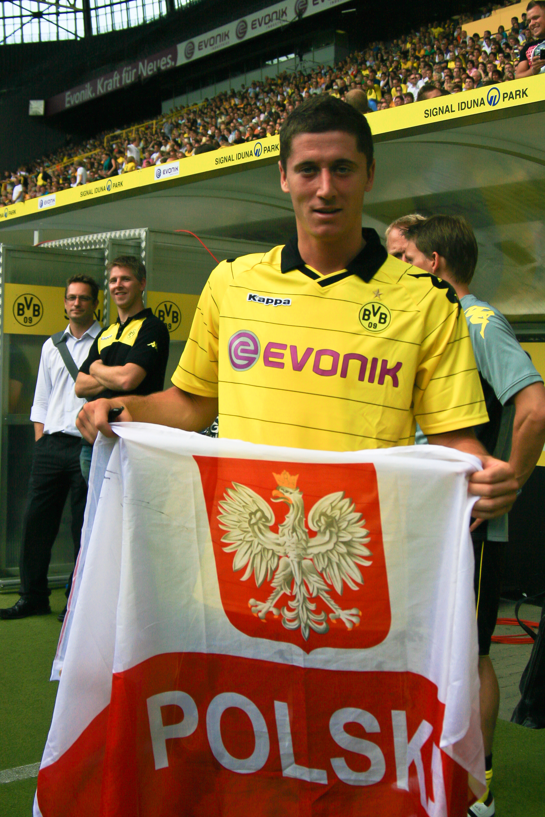 Robert Lewandowski z flagą Polski na treningu kadry.