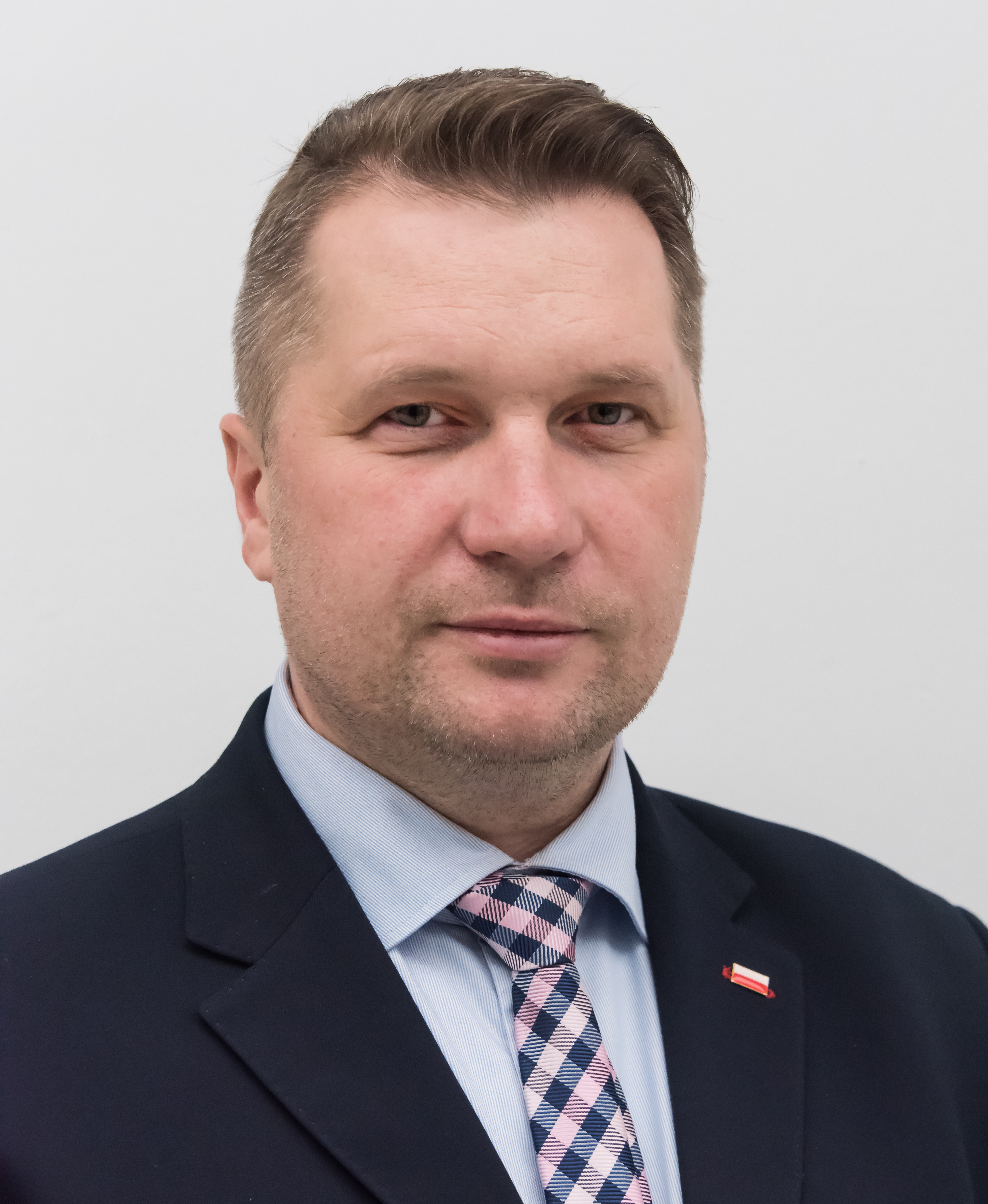 Przemysław Czarnek, wiceprezes PiS, w garniturze i krawacie, w kontekście sporu o sądy.