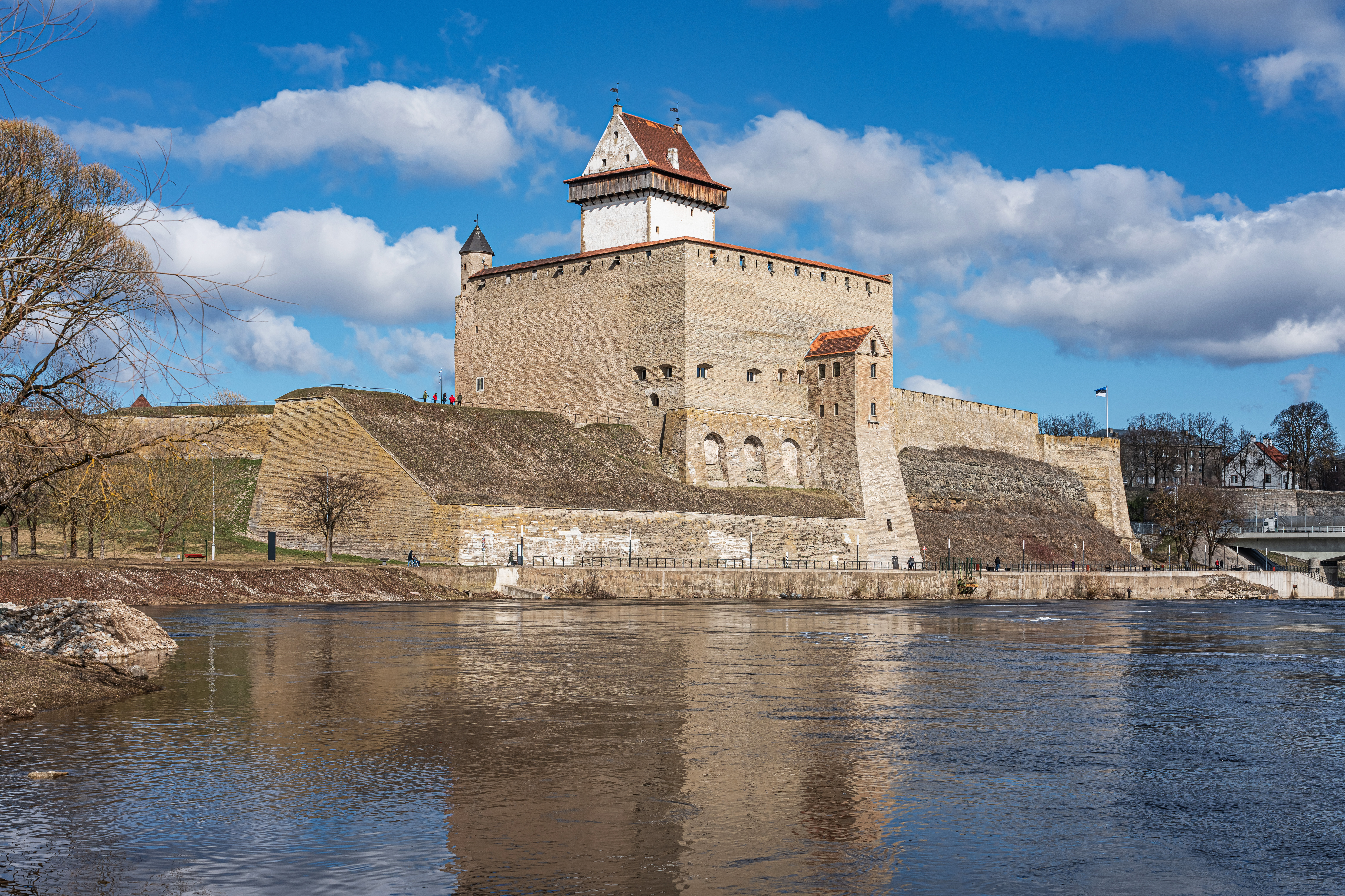 Zamek Hermann w estońskiej Narwie, położony nad rzeką graniczącą z Rosją.