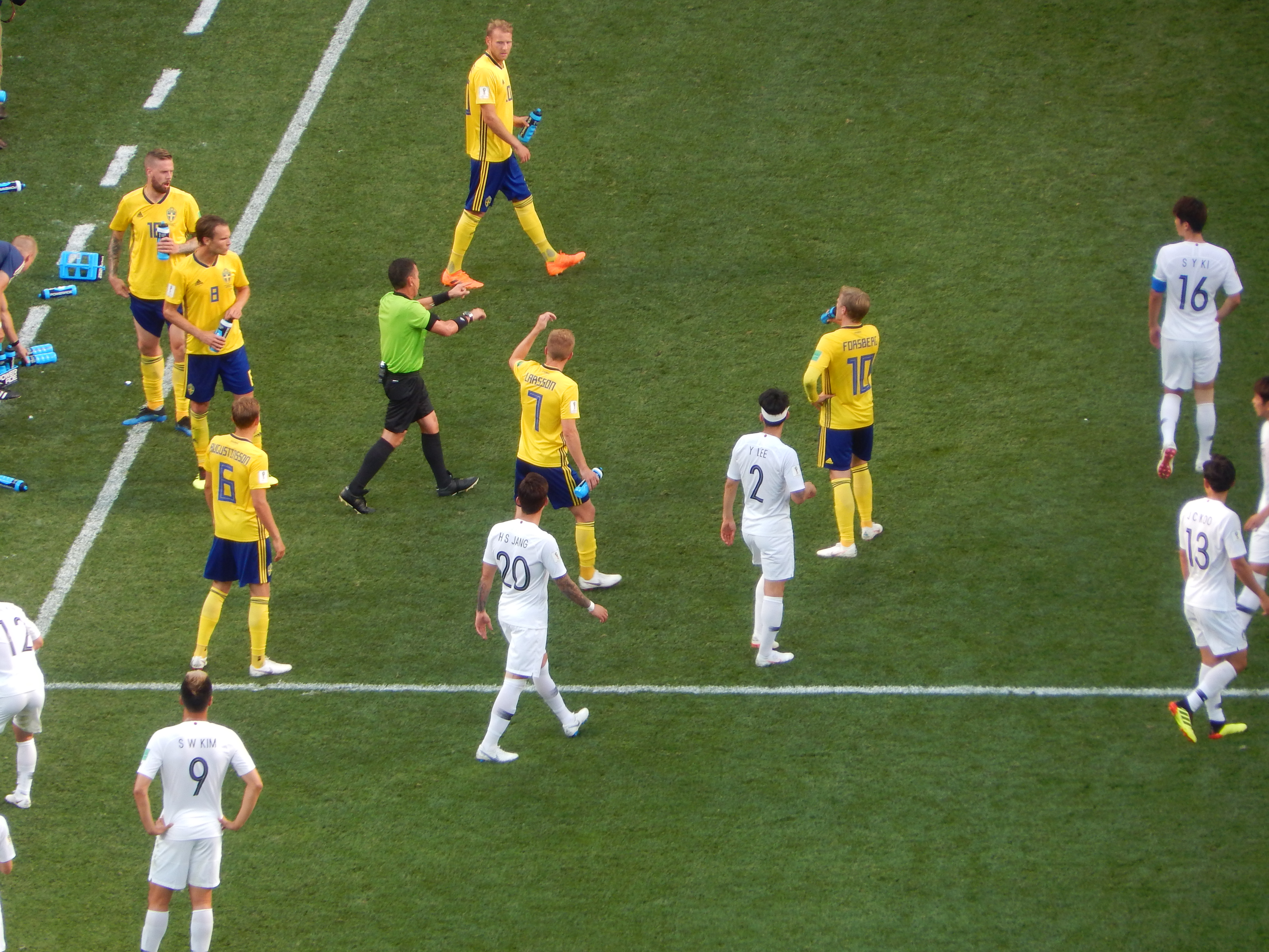Emil Forsberg z numerem 10 na boisku, symbolizujący jego sportową karierę.