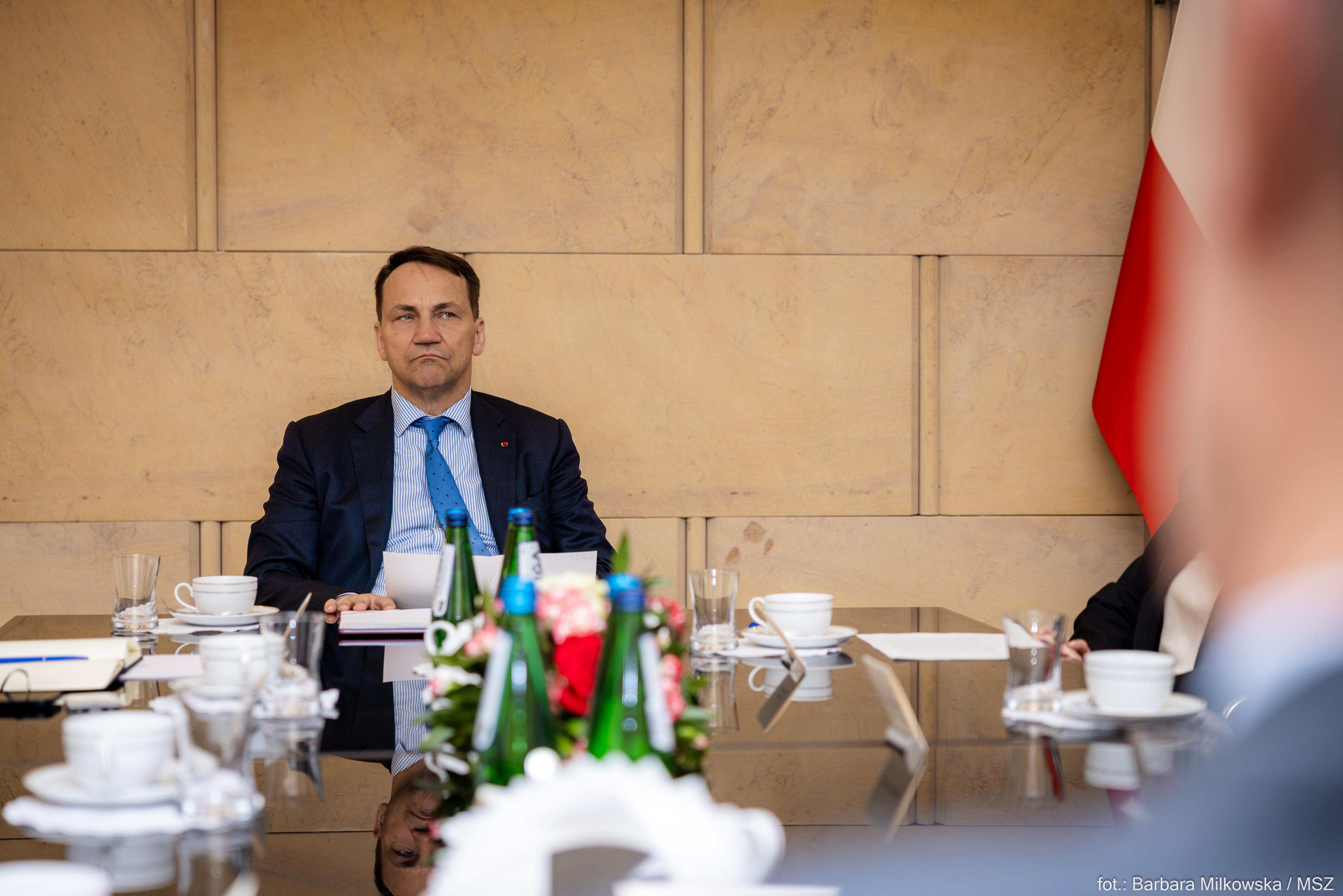 Radosław Sikorski podczas incydentu w Przemyślu, spotkanie z protestującą kobietą.