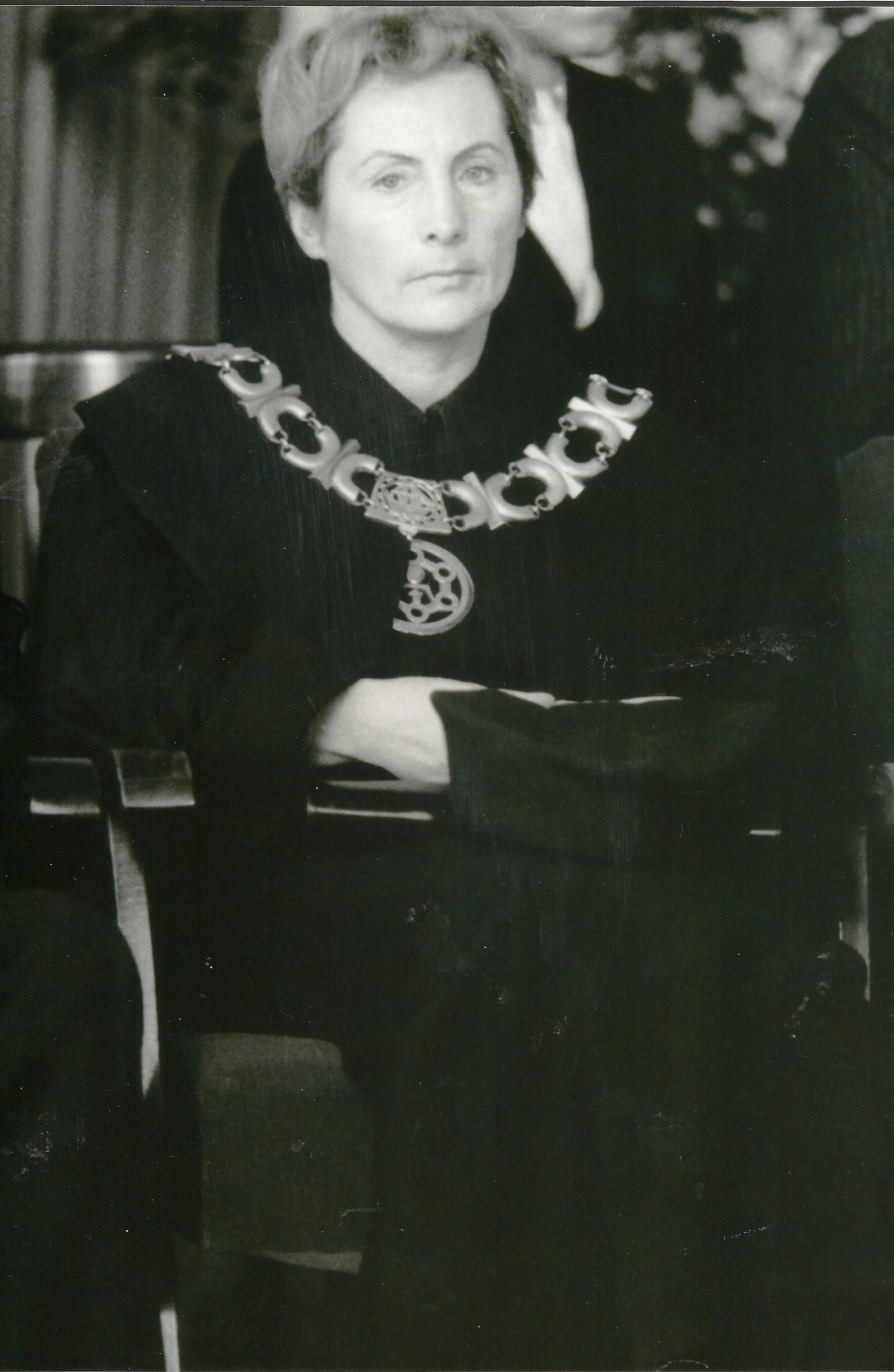 Barbara Szczepuła w stroju z łańcuchem, symbolizującym jej rolę w historii Gdańska.