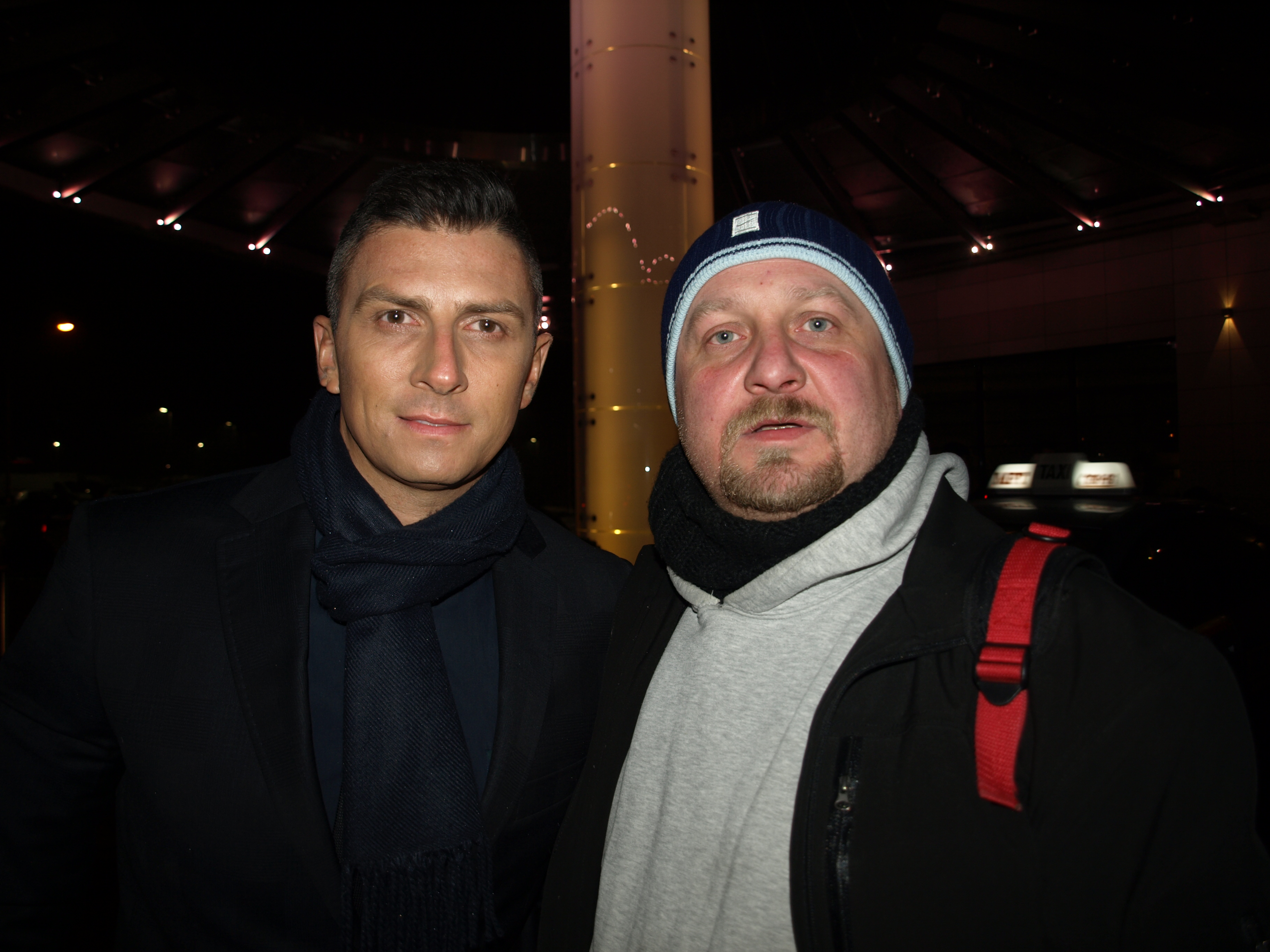 Mateusz Borek i inny mężczyzna w czapce zimowej, dziennikarz komentuje mecz Polaków.