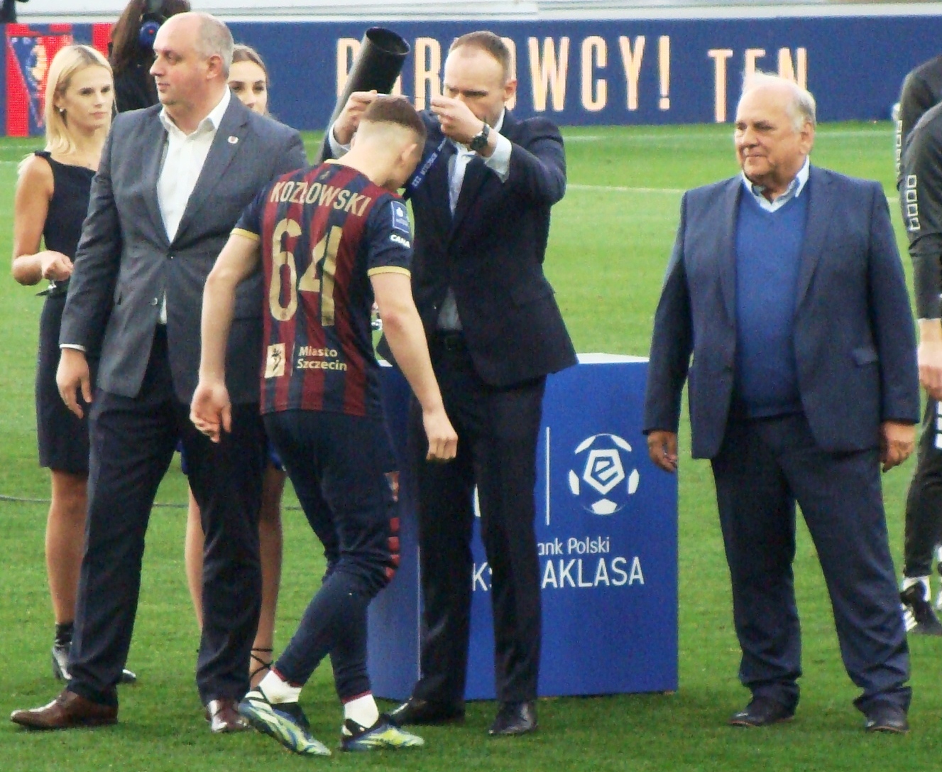 Kacper Kozłowski w koszulce reprezentacji Polski z numerem 64, po powrocie do kadry.