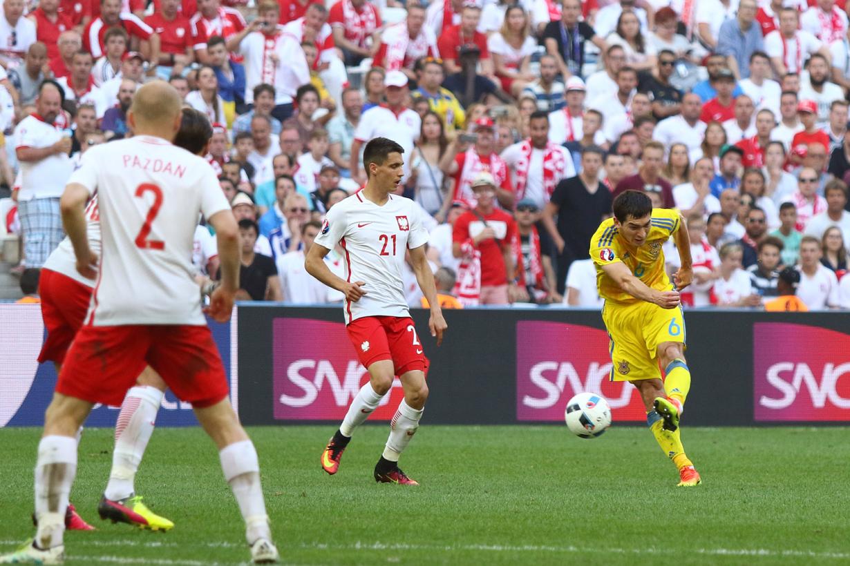 Piłkarz reprezentacji Polski Bartosz Kapustka w akcji podczas meczu.