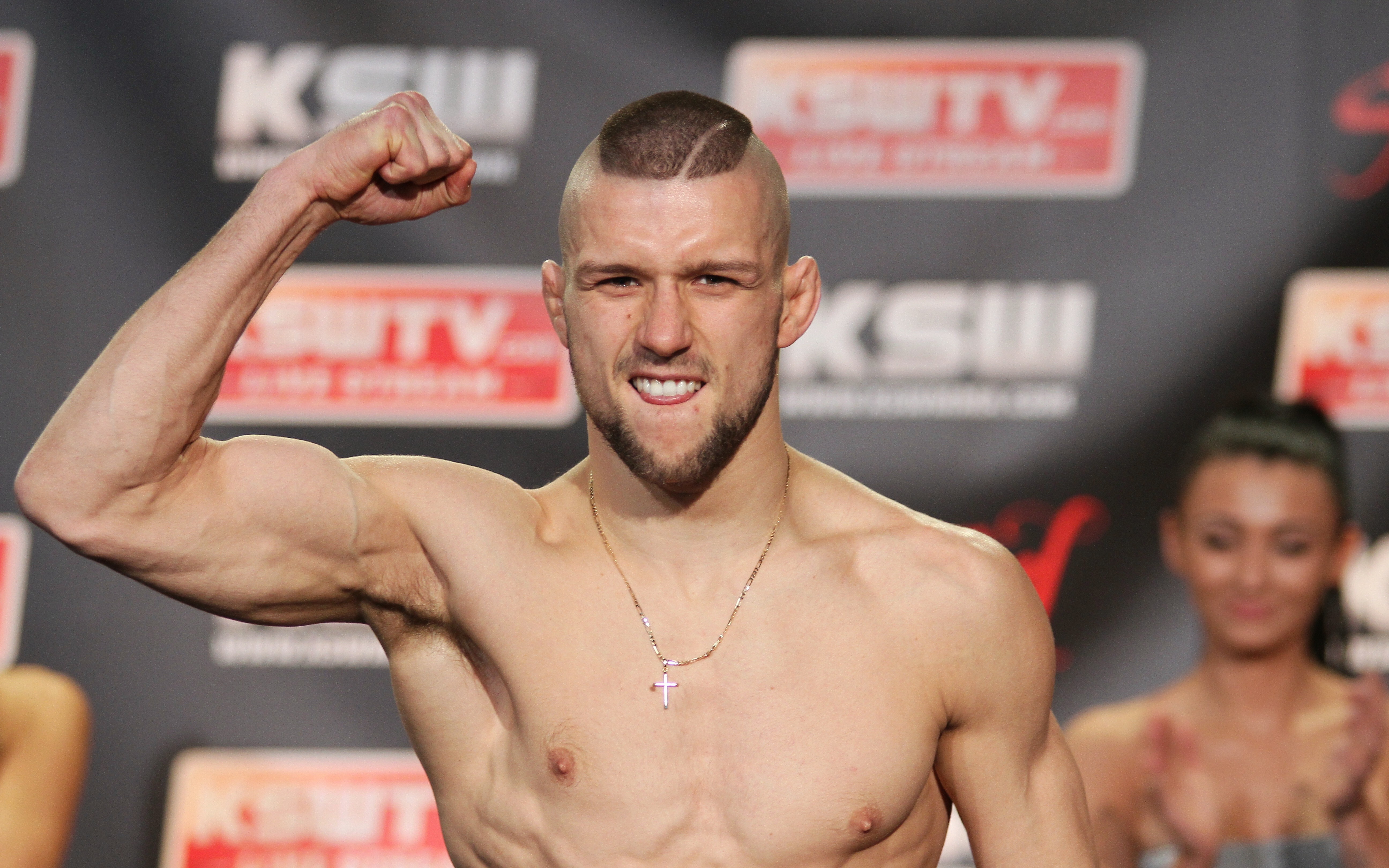 Mateusz Gamrot przed walką UFC, prezentujący swoją muskulaturę i charakterystyczną fryzurę.