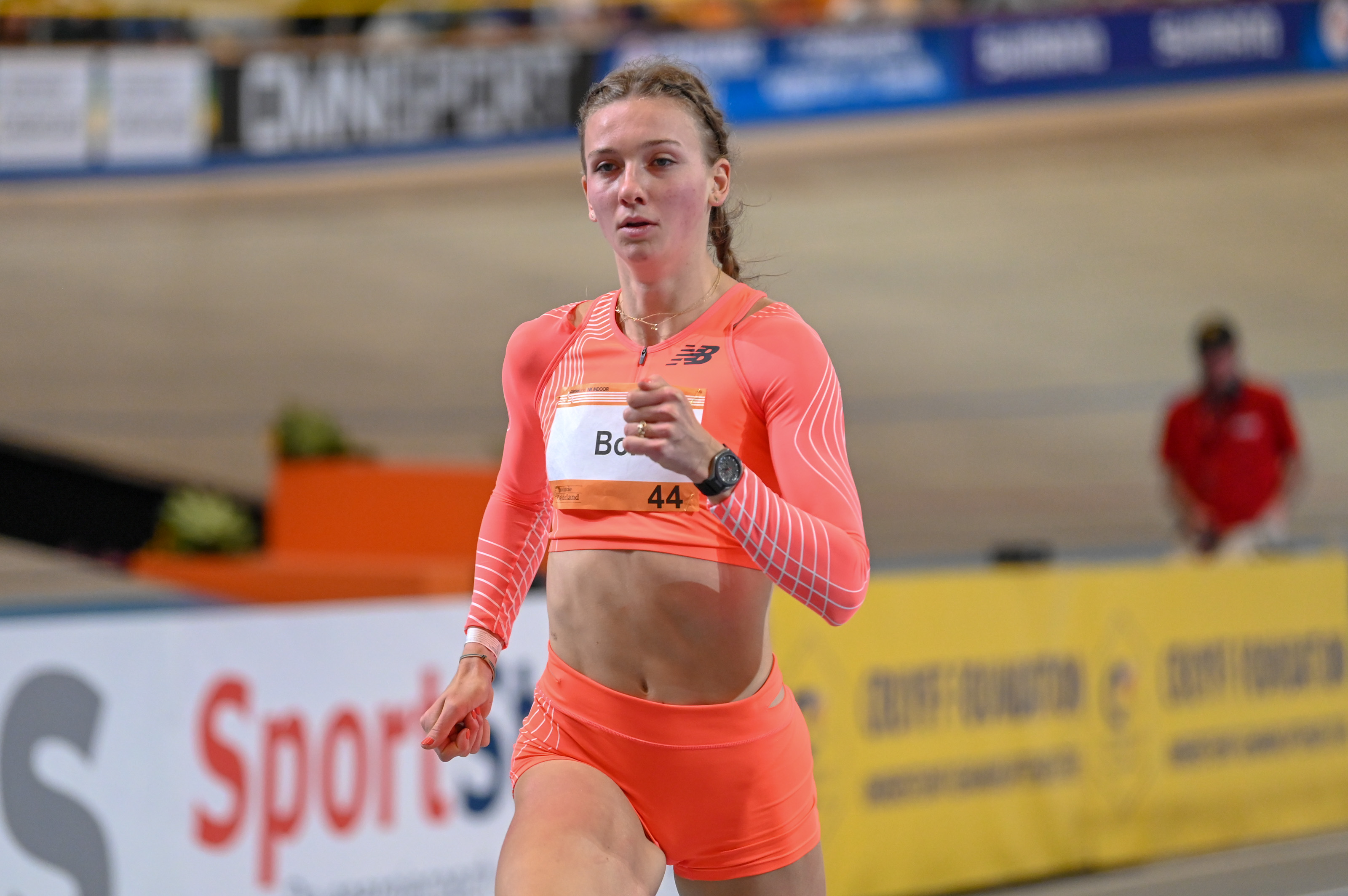Femke Bol w stroju sportowym podczas biegu, przygotowująca się do nowego dystansu 800 metrów.