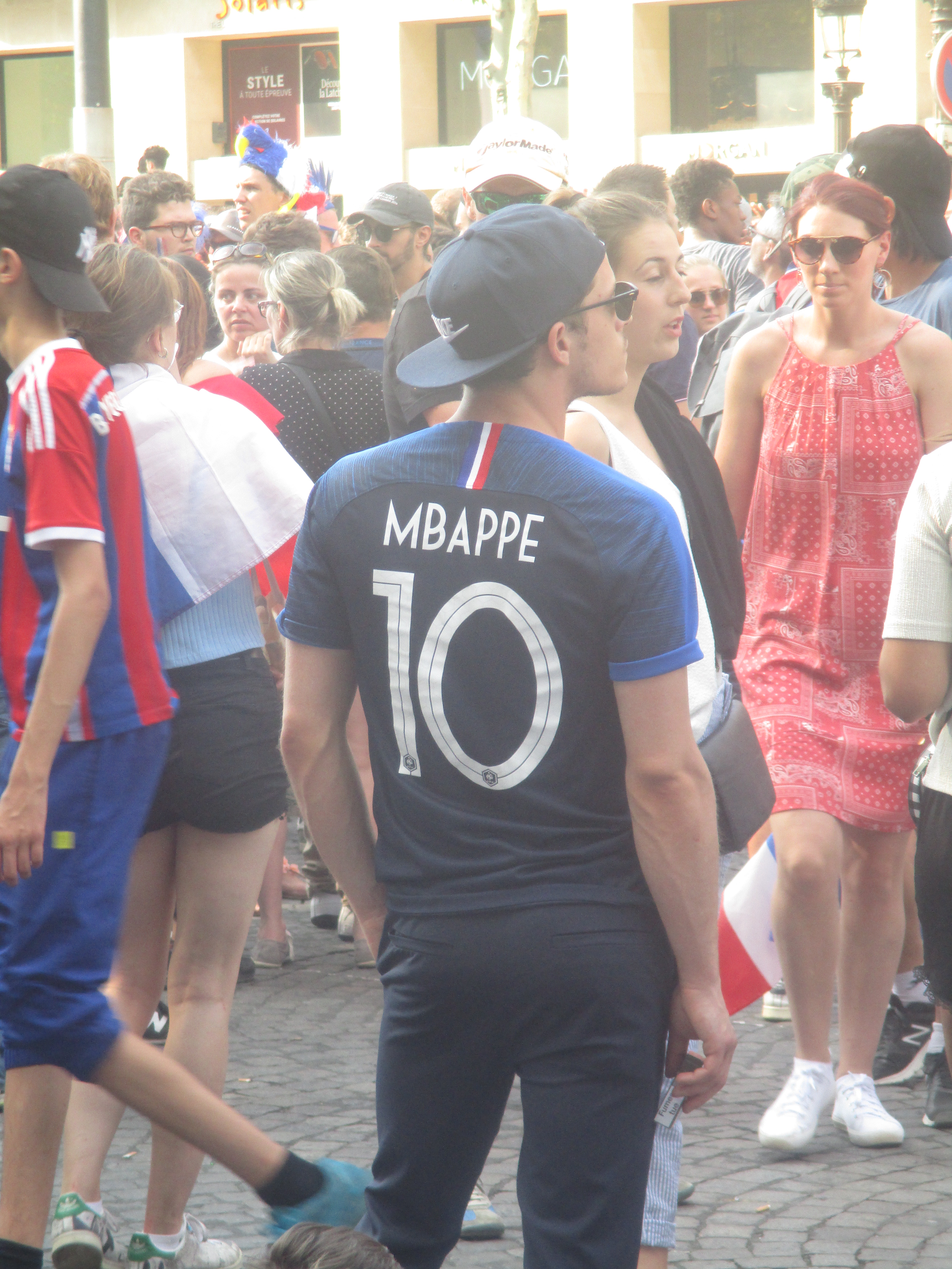 Kylian Mbappe w koszulce reprezentacji Francji z numerem 10, symbolizuje francuską piłkę nożną i jego status gwiazdy.