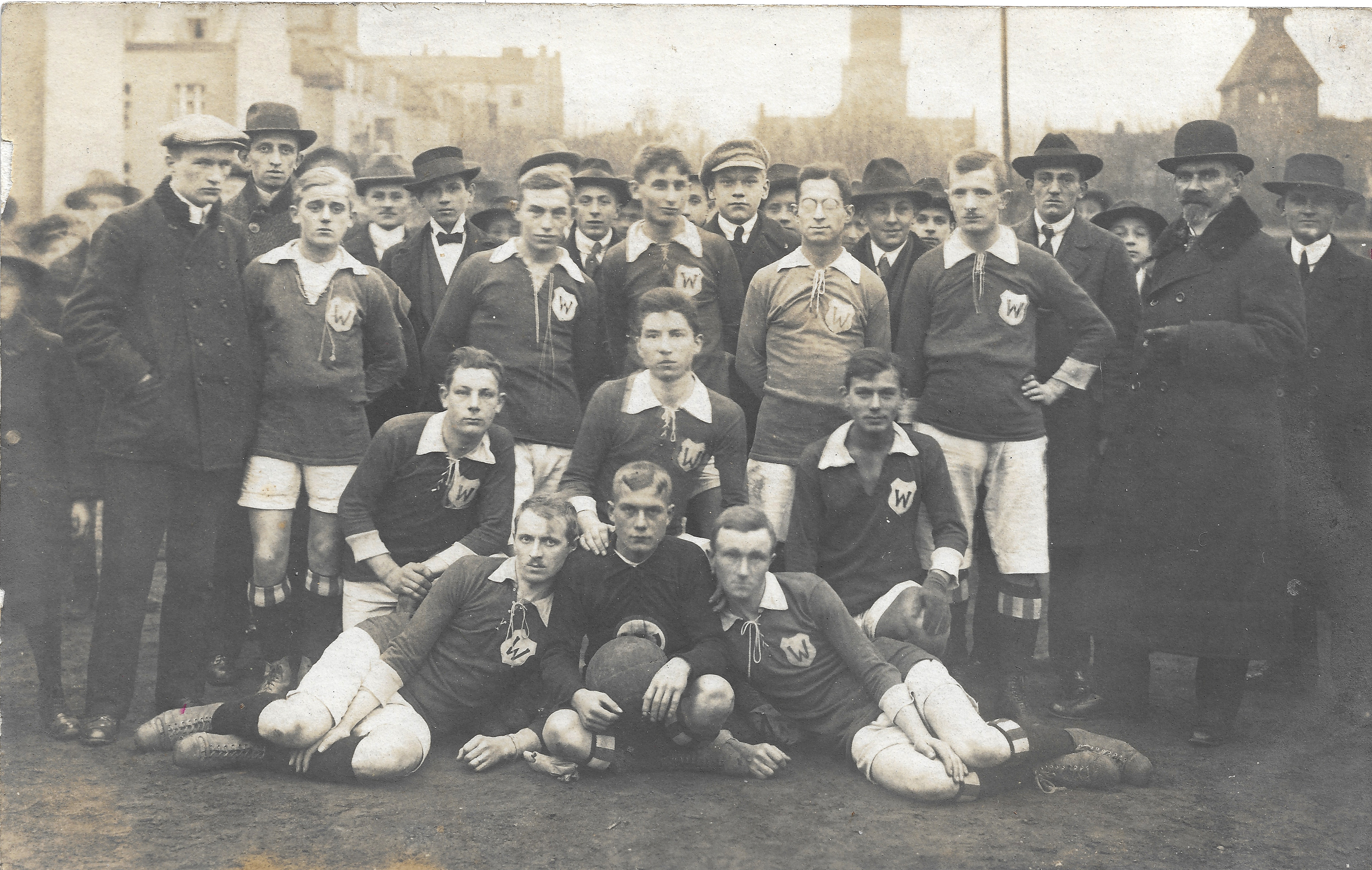 Drużyna Warty Poznań w historycznych strojach piłkarskich, gotowa do meczu.