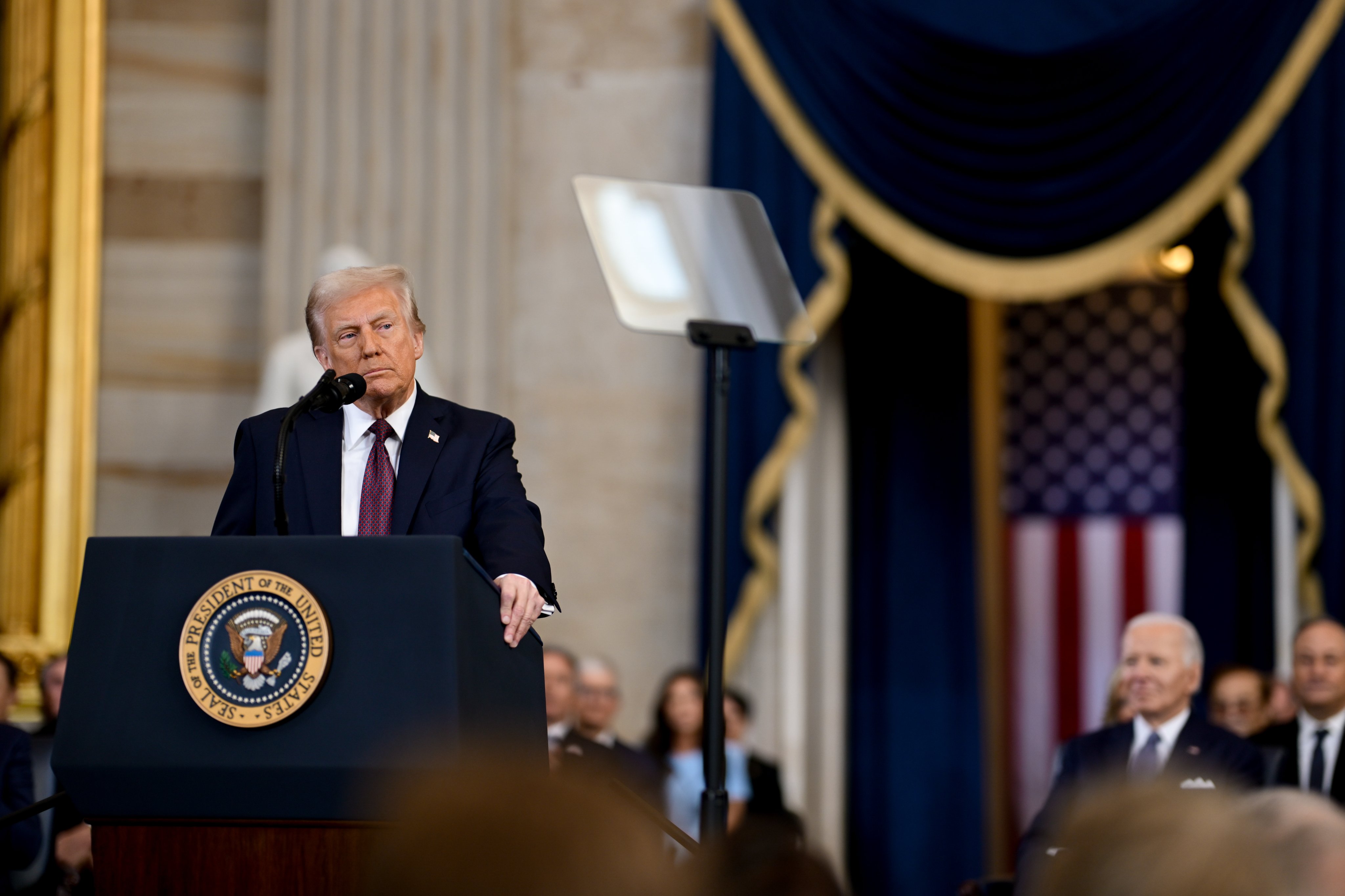 Donald Trump przemawia przy mównicy z pieczęcią prezydencką, omawiając nową odsłonę wojny handlowej.