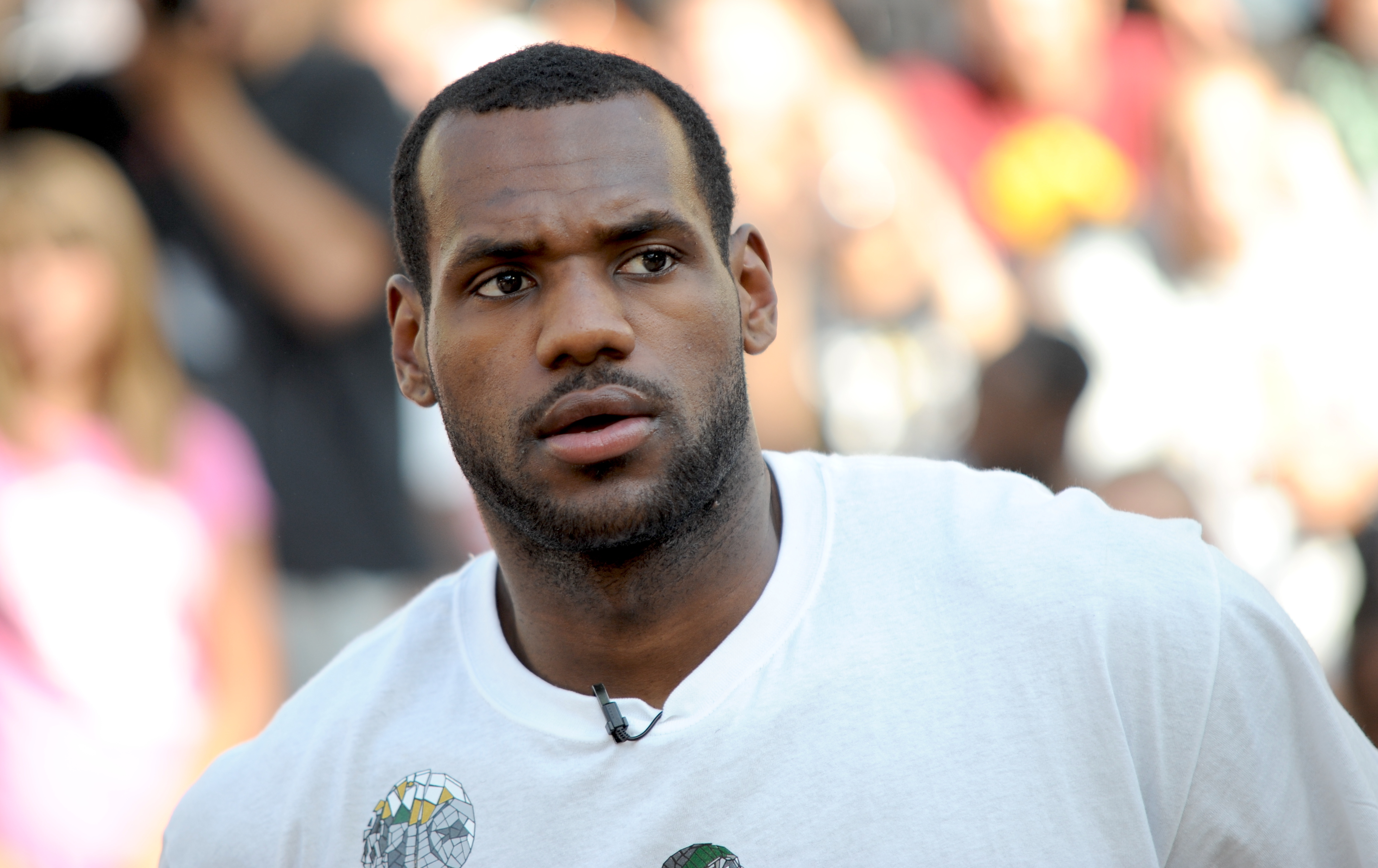 LeBron James w białej koszulce, ikona Lakers, poza grą z powodu rwy kulszowej.