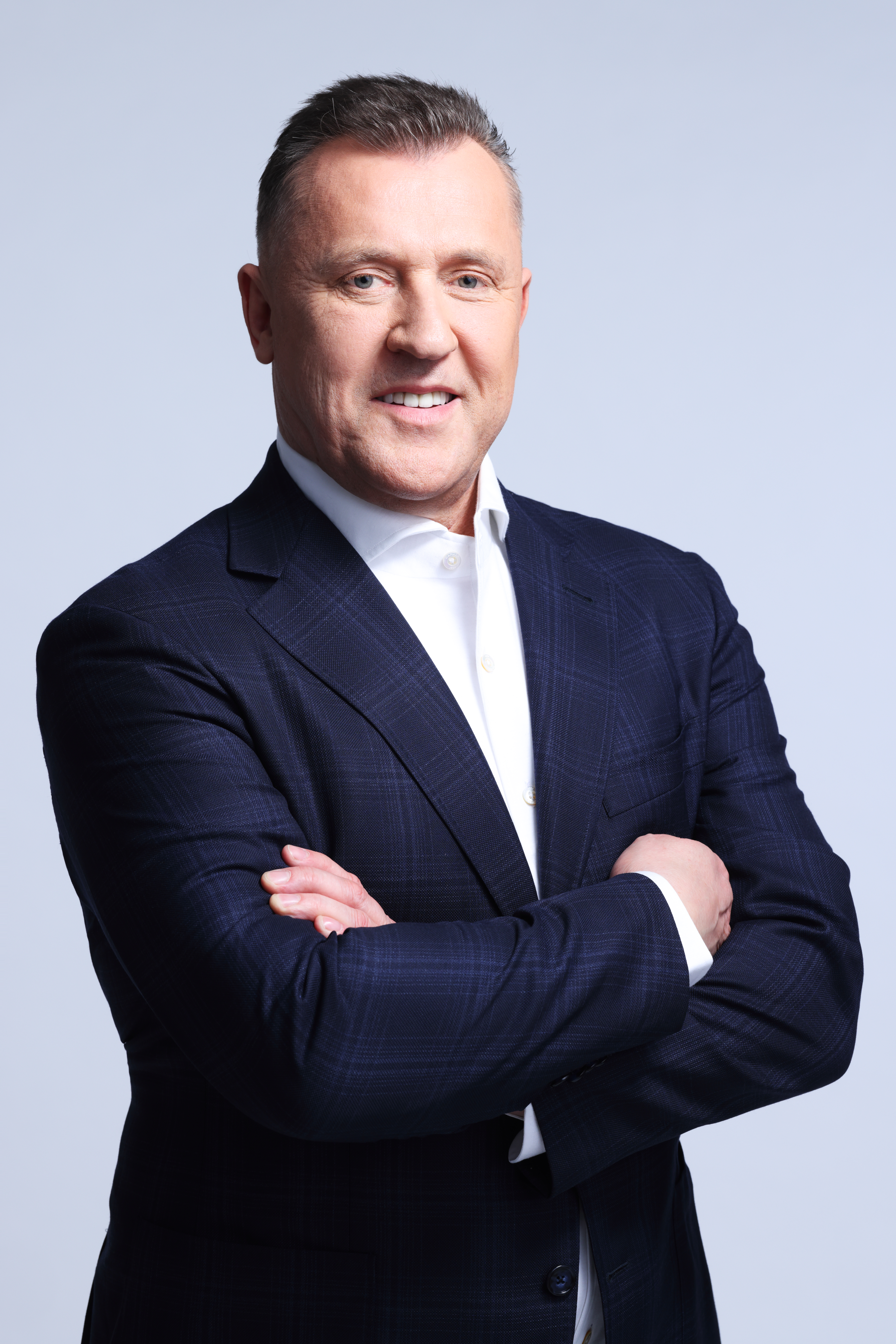 Prezes PZPN Cezary Kulesza w garniturze, w kontekście dyskusji o cenach biletów na mecze.