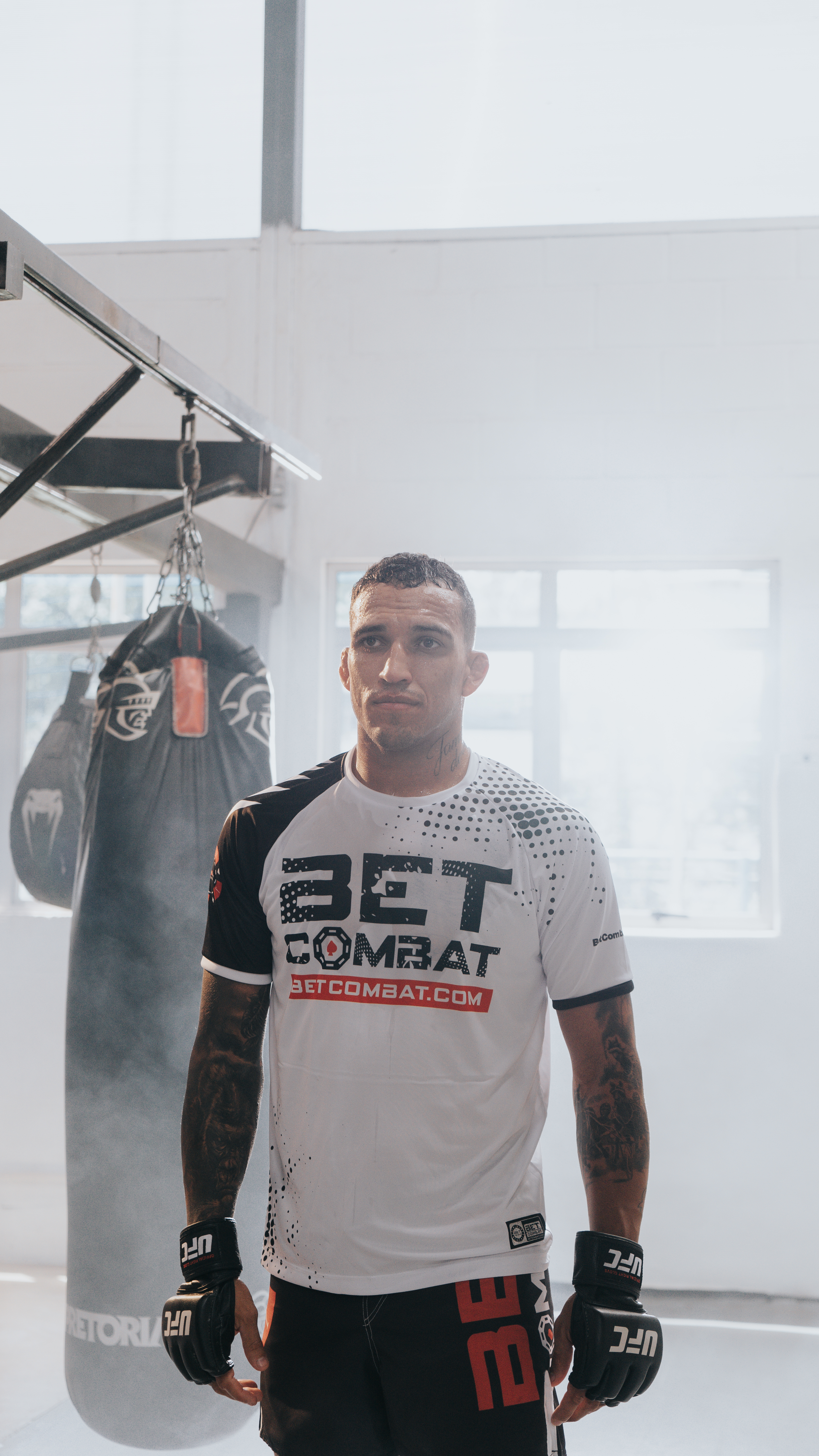 Charles Oliveira w rękawicach UFC i koszulce Bet Combat przed treningiem