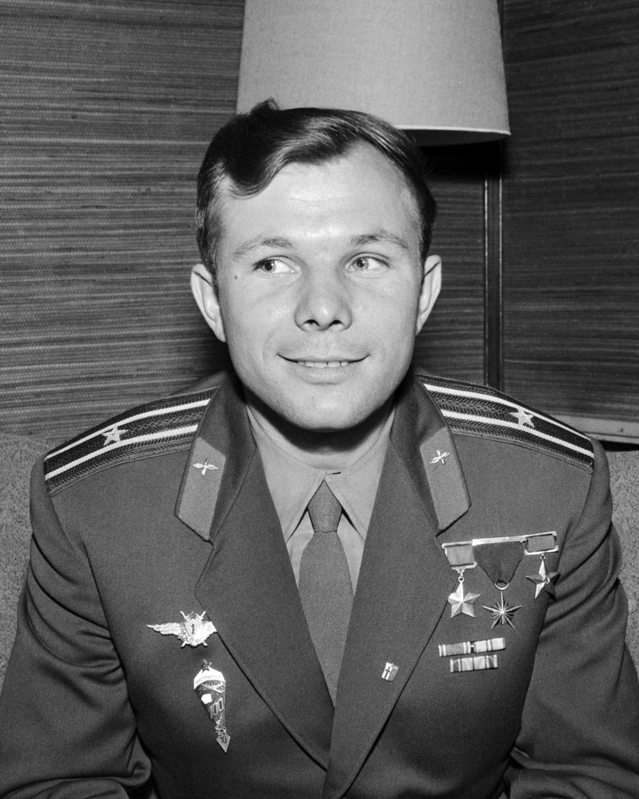 Jurij Gagarin w mundurze z medalami, pierwszy człowiek w kosmosie, symbol triumfu.