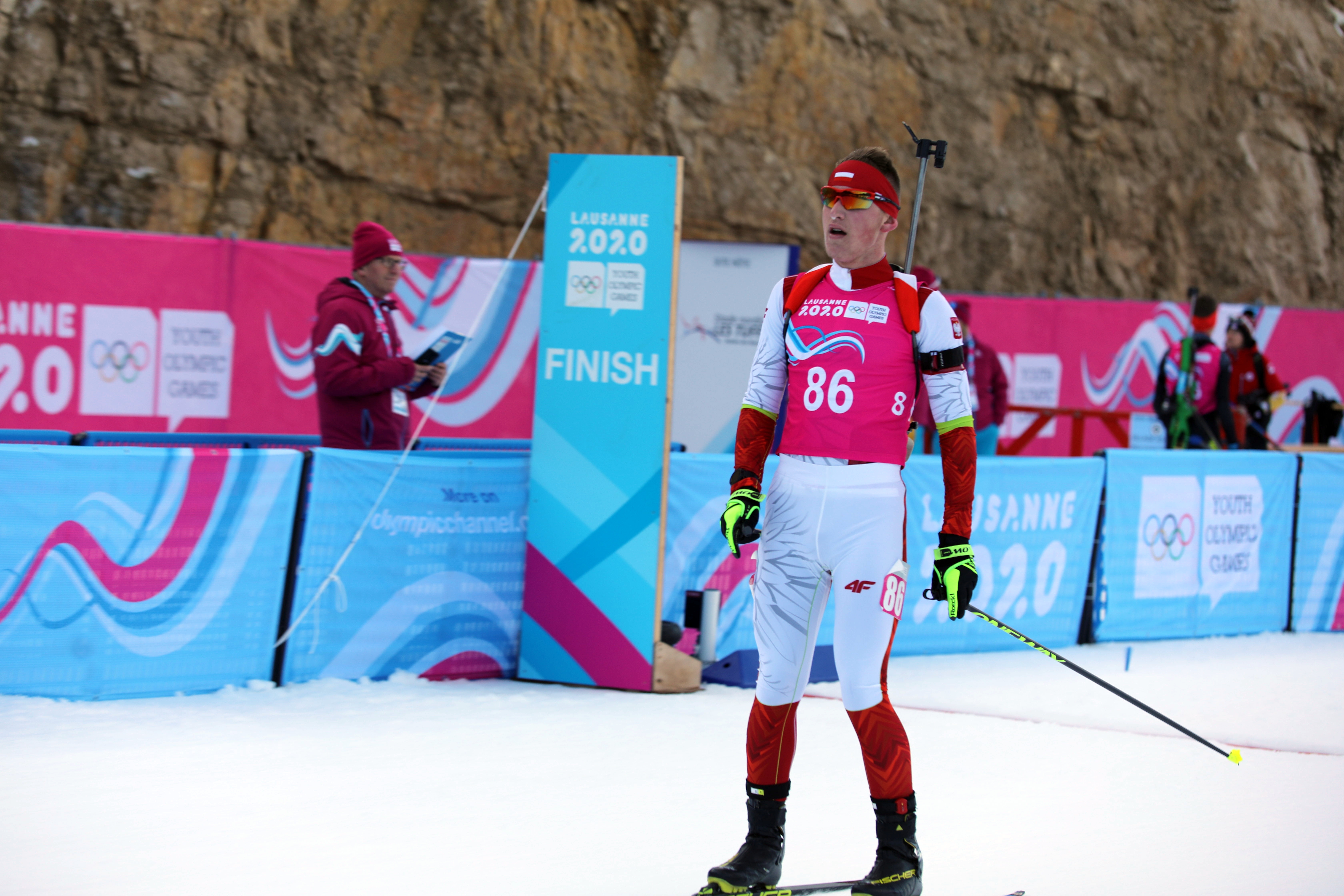 Konrad Badacz w stroju biathlonisty z numerem 86 na Youth Olympic Games Lausanne 2020.