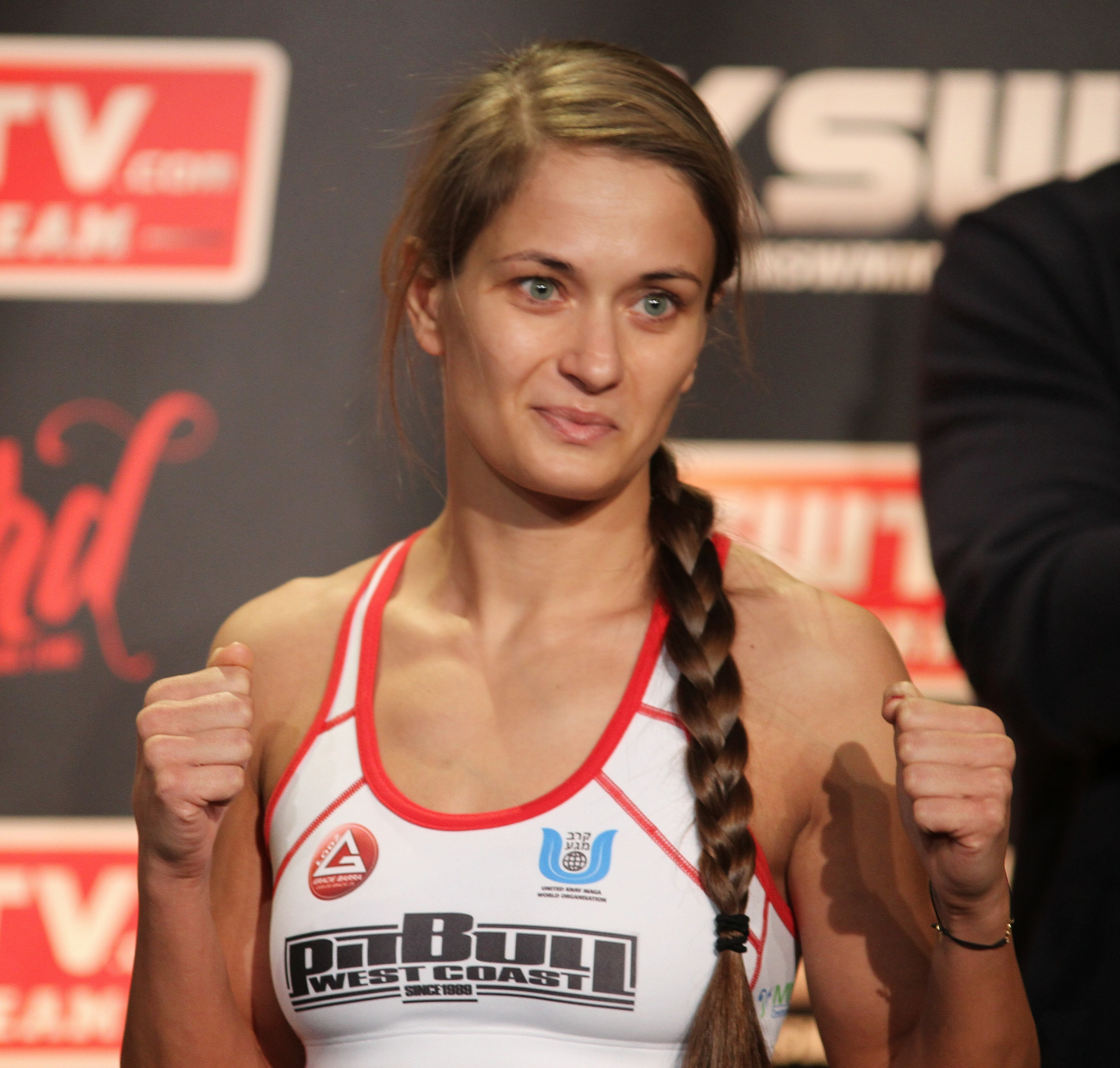Karolina Kowalkiewicz w stroju sportowym z zaciśniętymi pięściami, gotowa do walki MMA.