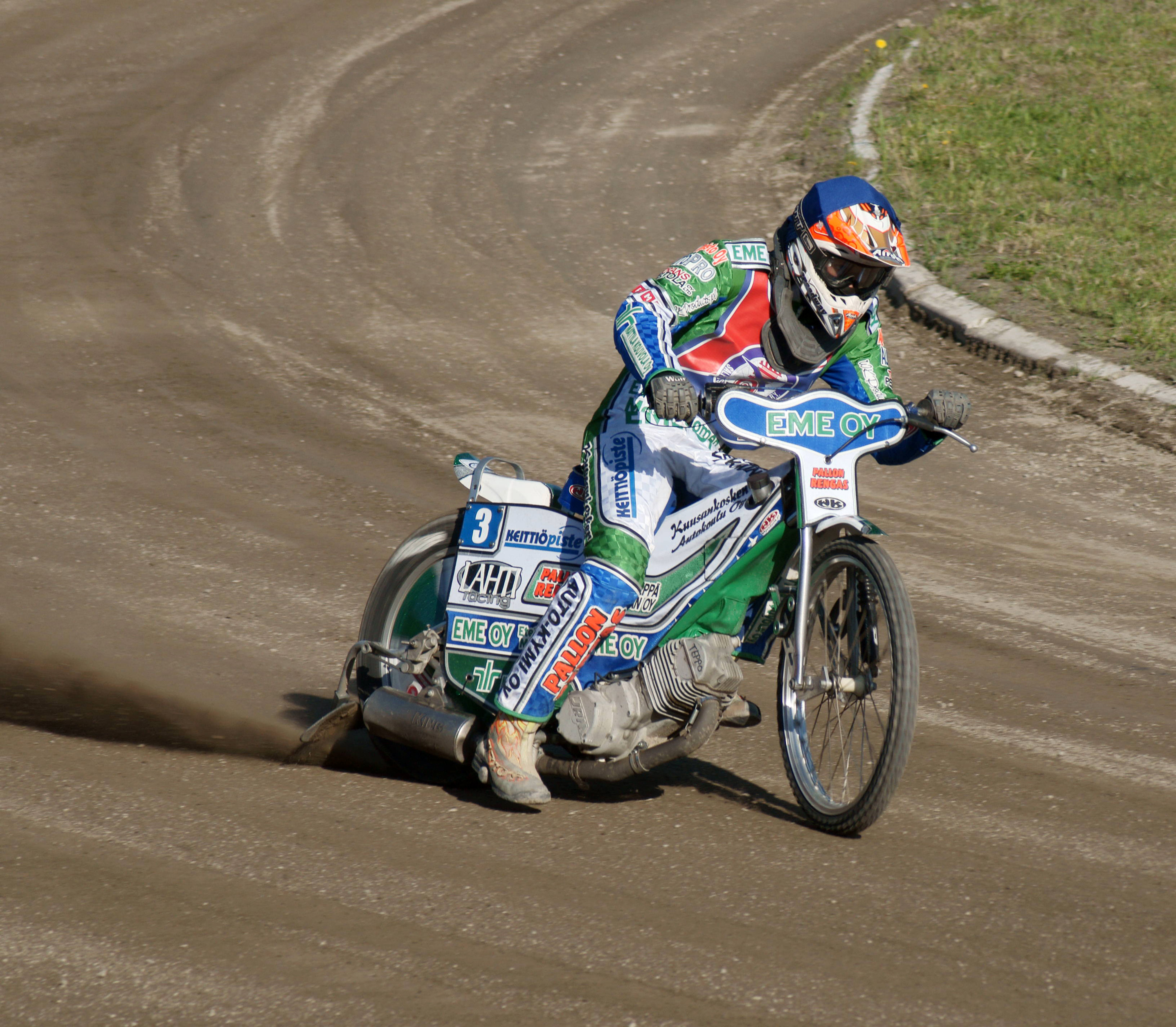 Timo Lahti na motocyklu żużlowym podczas wyścigu, z numerem 3 na plastronie.