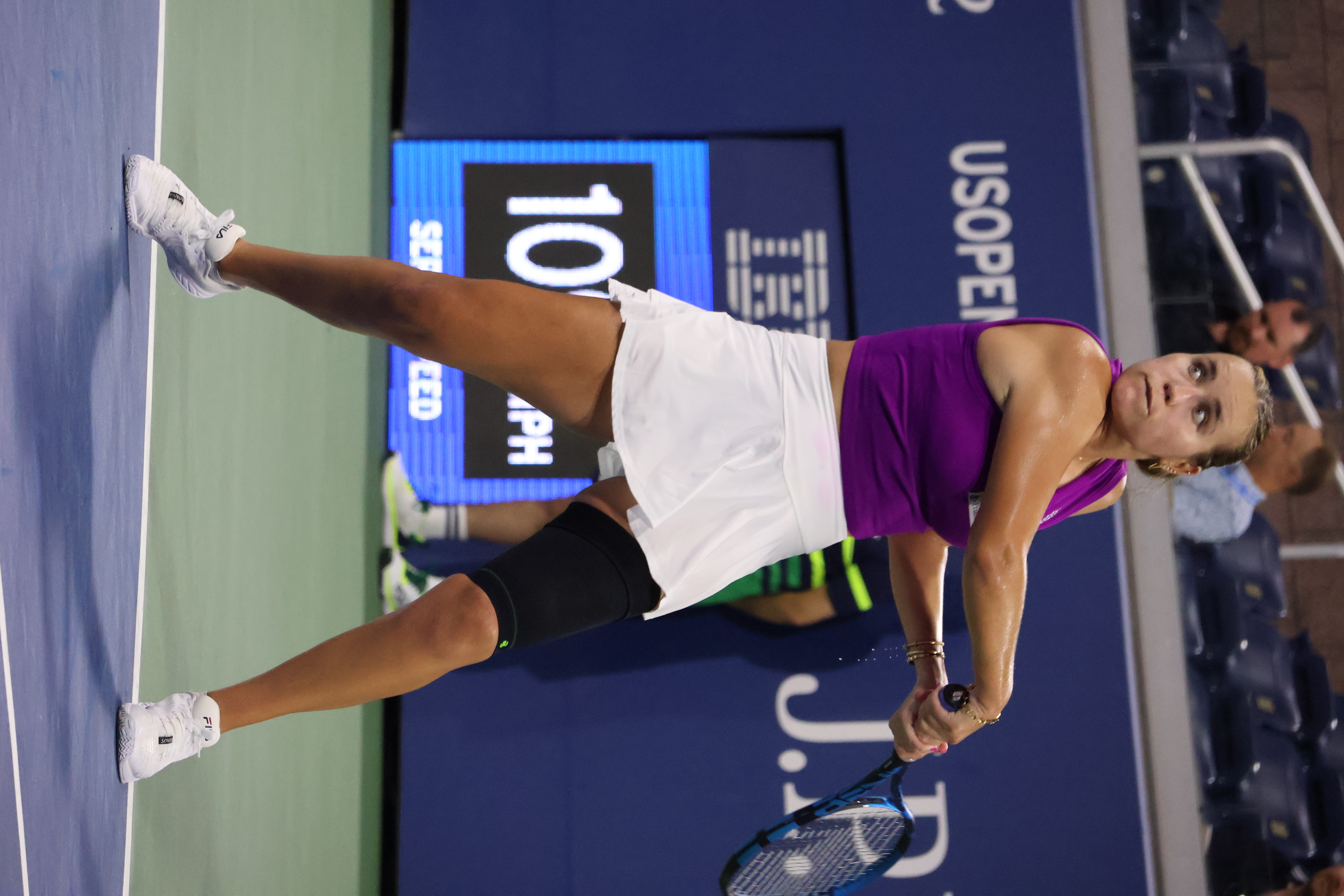 Sofia Kenin w akcji podczas meczu tenisowego, zmagająca się z trudnościami na korcie.