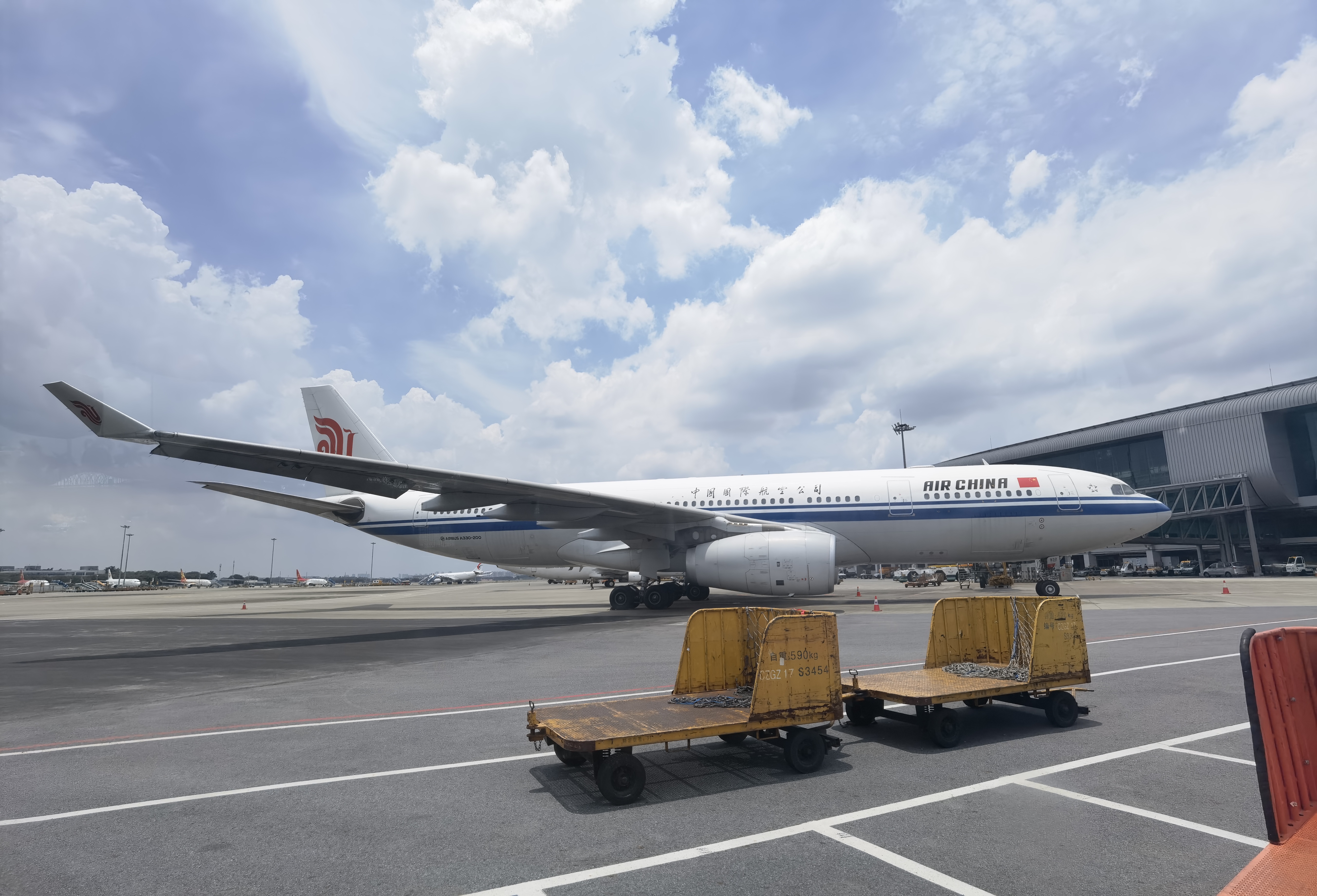 Sceny jak z filmu akcji! Płomienie w samolocie Air China. Co było przyczyną?