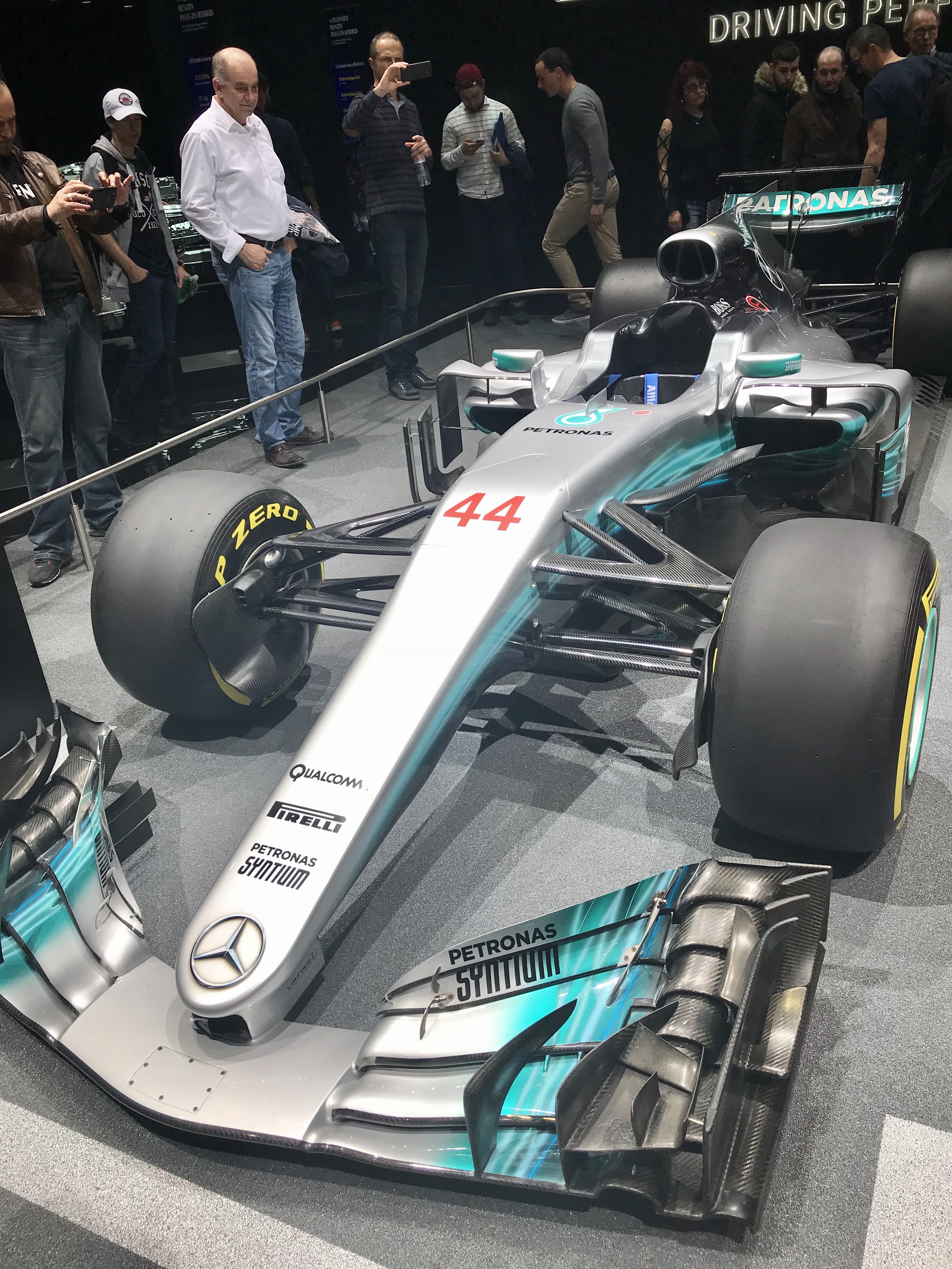 Pierwsze podium dla Hamiltona w Ferrari? Meksykański Kocioł Wrze, a Legenda Rzuca Rękawicę!