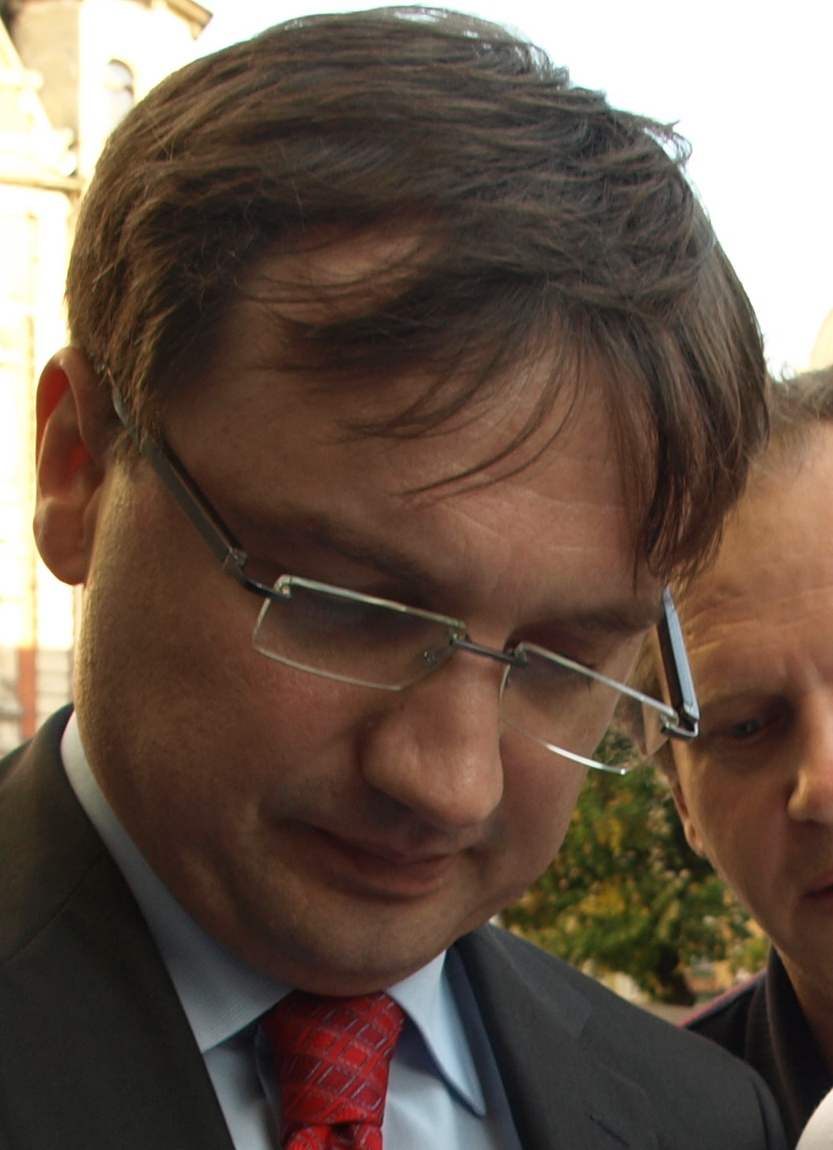 Zbigniew Ziobro na Węgrzech: Analiza politycznej burzy i zarzutów prokuratury