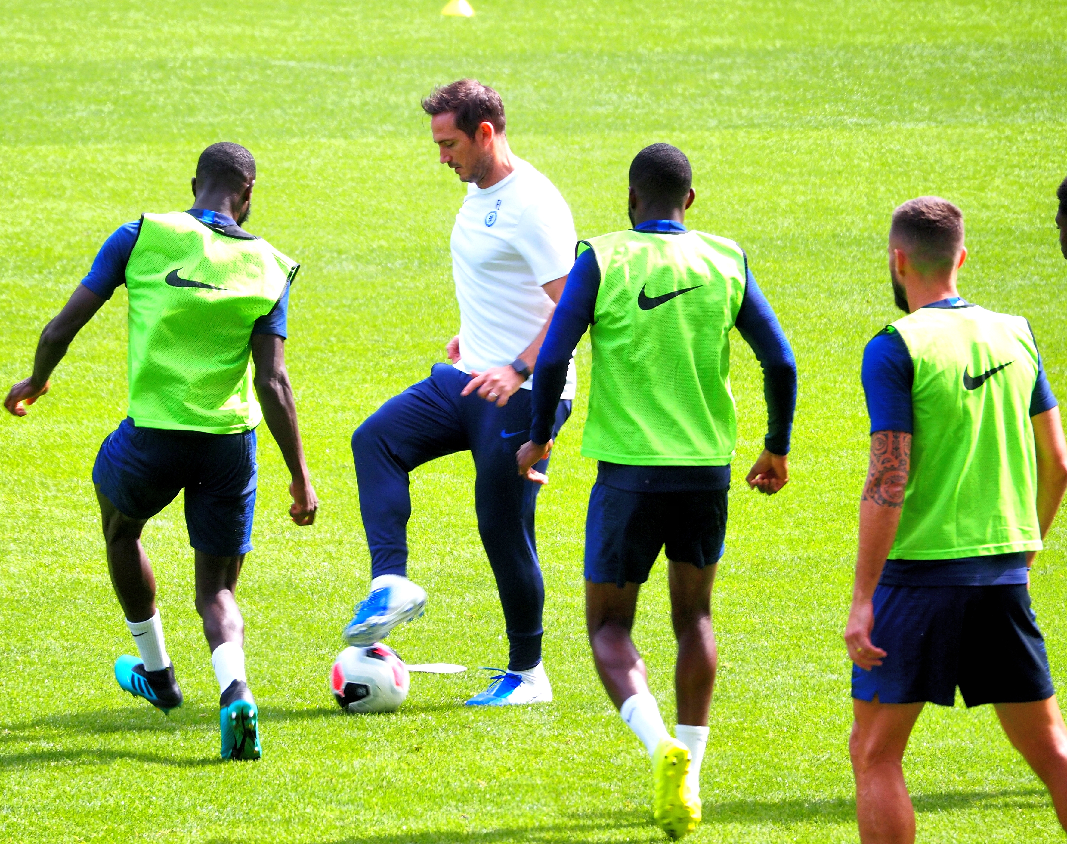 Chciała go Barcelona, a zgarnie go Real? Marc Guéhi rozpoczyna królewskie polowanie!