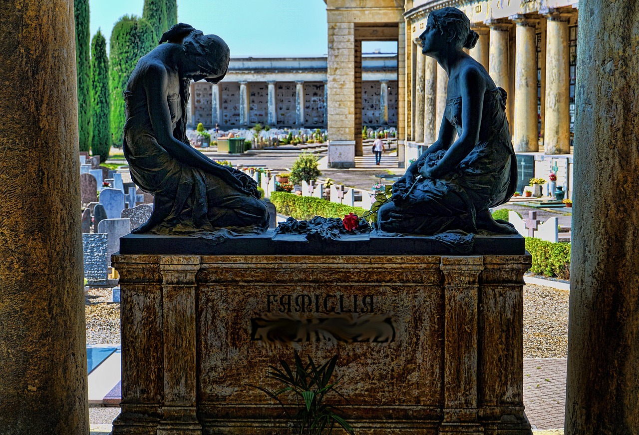 Grób: Analiza kosztów i obowiązków. Jak uniknąć utraty miejsca pochówku?