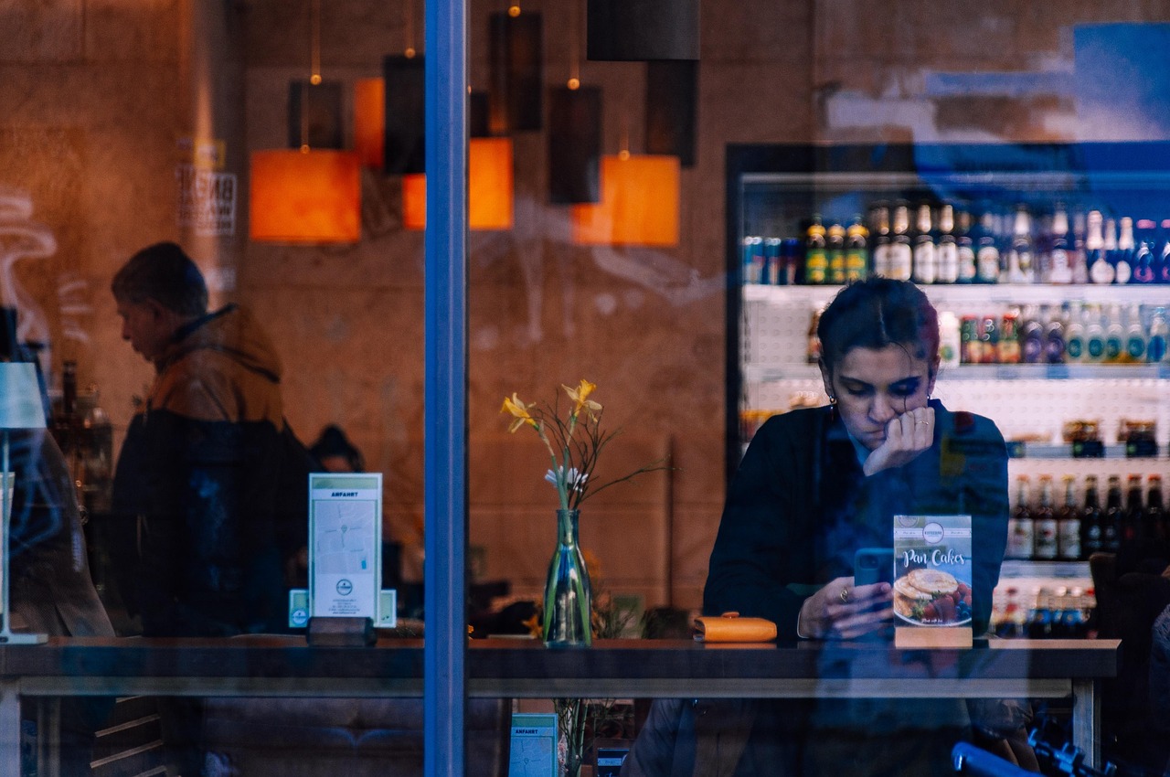 Kwadrans na kawę: Analiza ekonomiczna nowego trendu w gastronomii