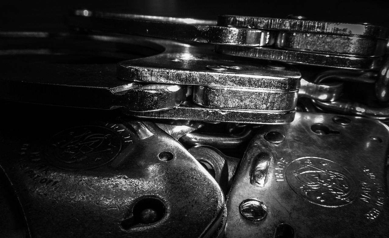 Były szef NIK w centrum burzy prawnej: Analiza zarzutów i politycznego tła