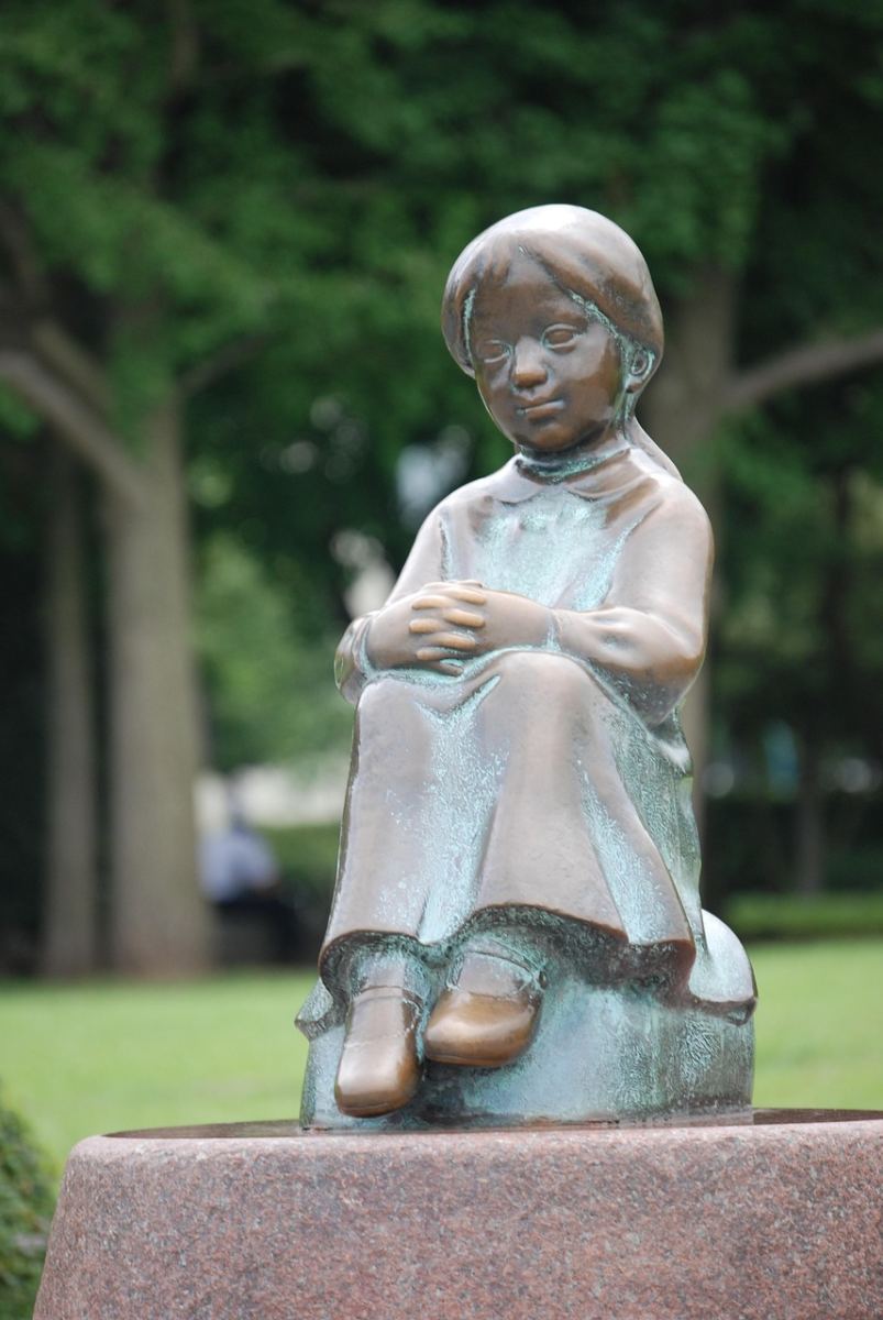 Mówią, że to ołowiane dzieci. Jaka mroczna tajemnica kryje się za rzeźbami w Katowicach?