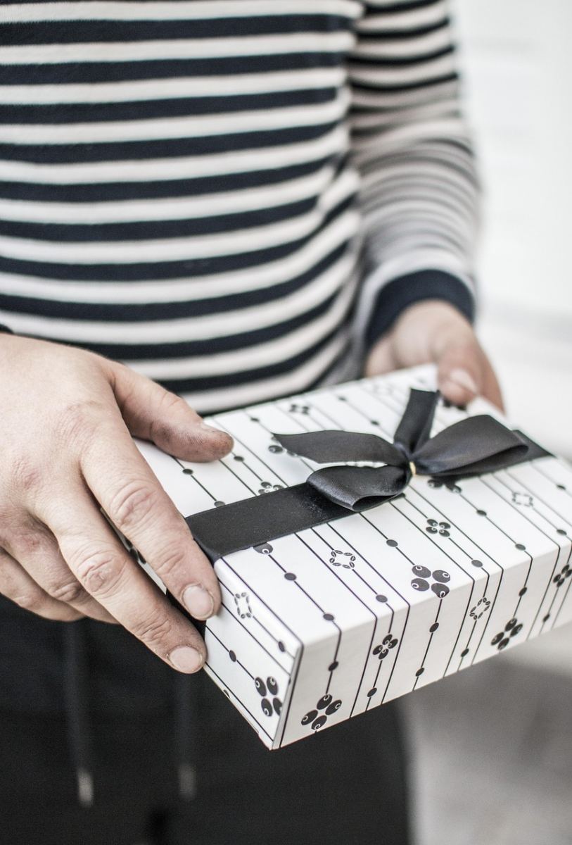 Tajemnicze prezenty dla prezydenta. Analityczne spojrzenie na sprawę upominków dla Karola Nawrockiego