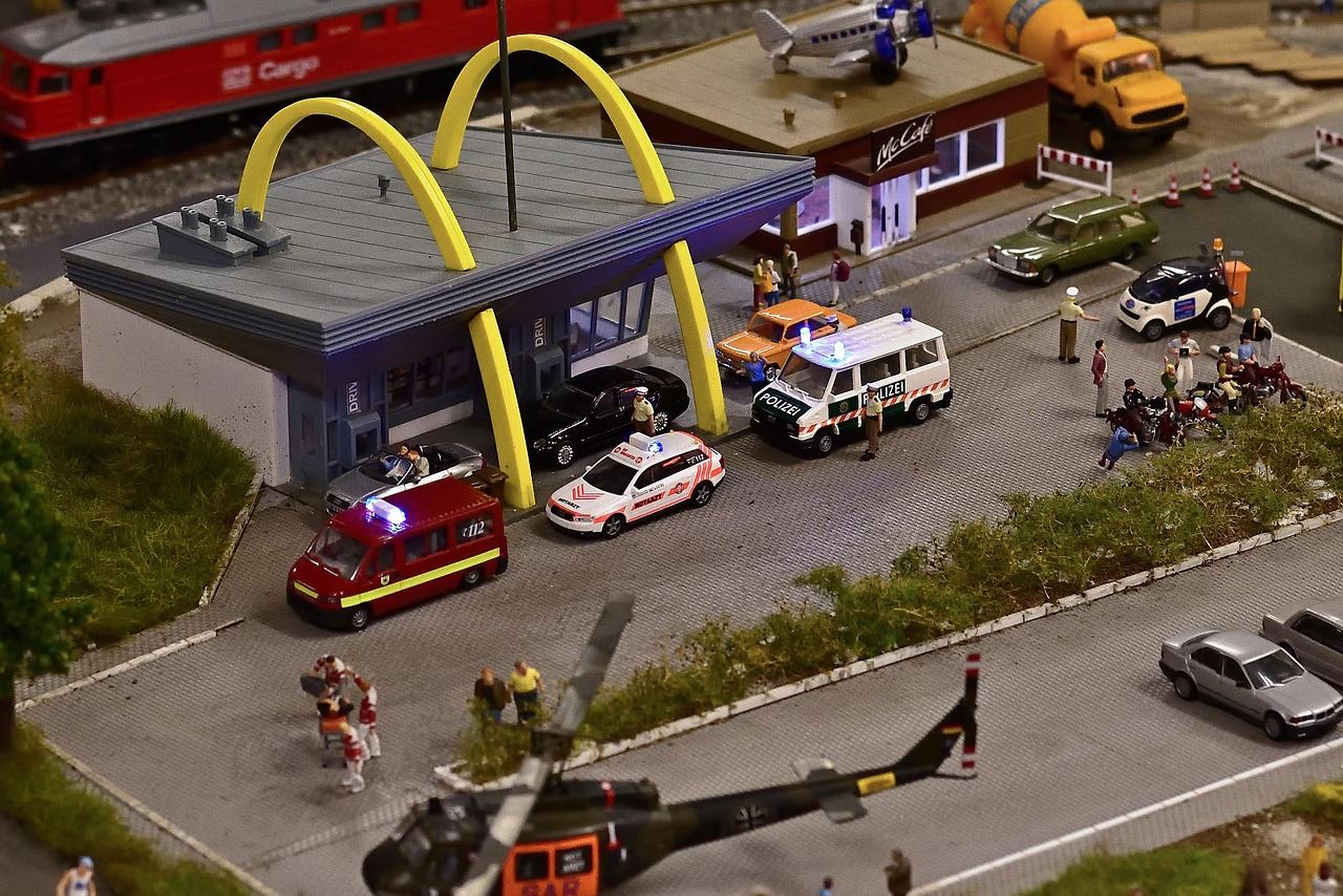 Staranował rogatki: Analiza finansowych konsekwencji kolizji na przejeździe kolejowym