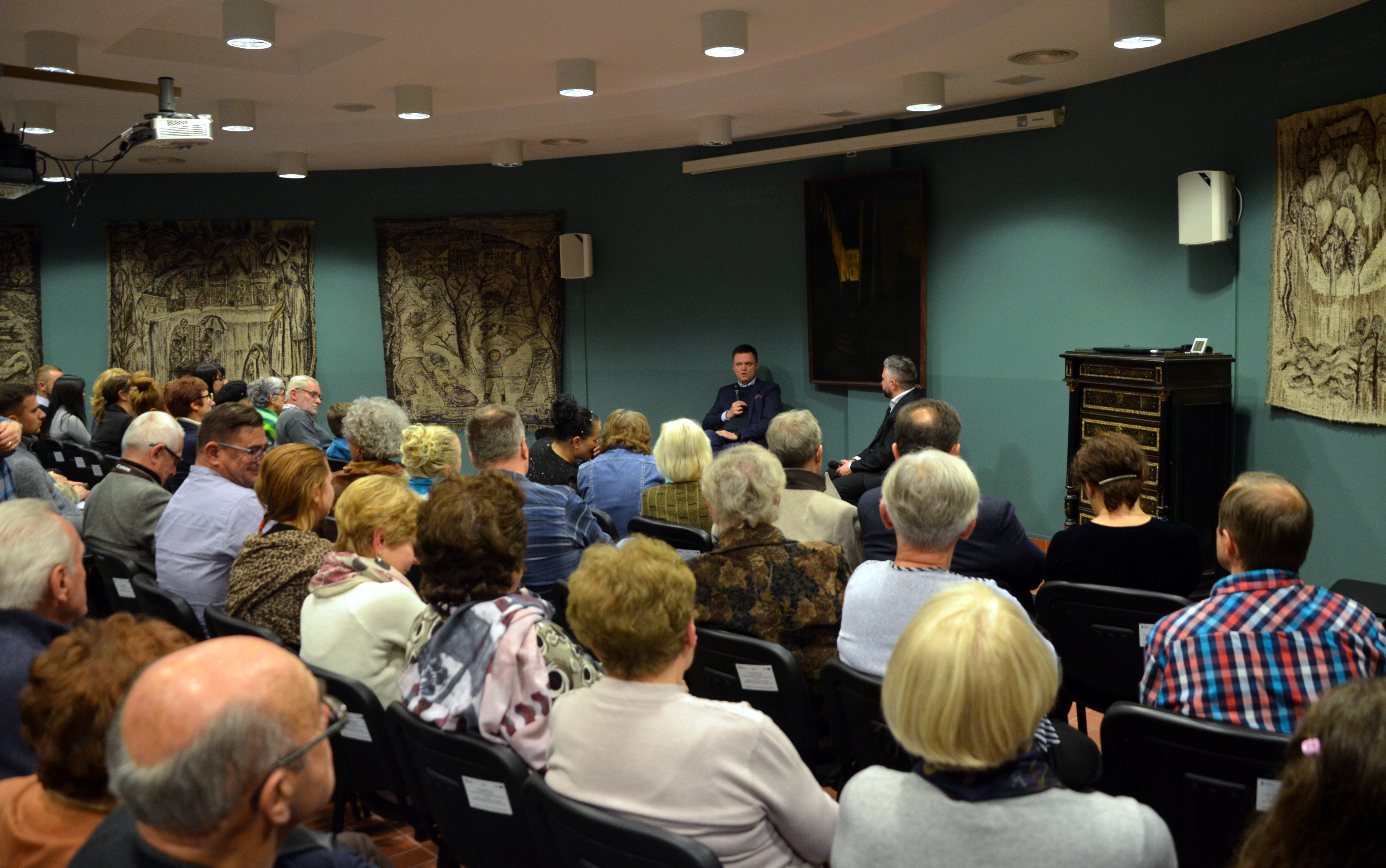 Szymon Hołownia w ogniu pytań prokuratury: Analiza sporu o przesłuchanie w sprawie “zamachu stanu”