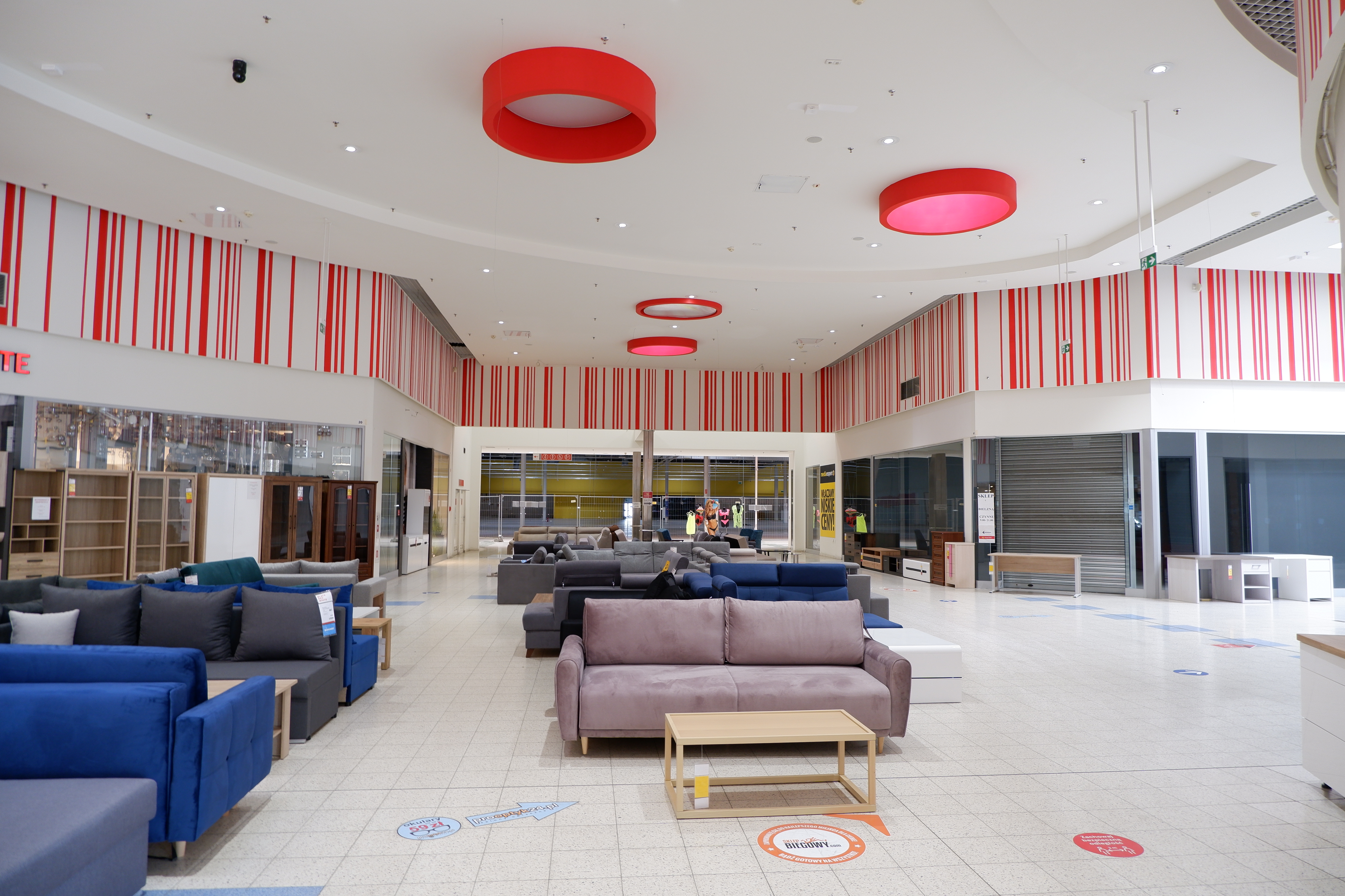 Meblowy gigant w ogniu restrukturyzacji: Analiza zwolnień grupowych w Black Red White